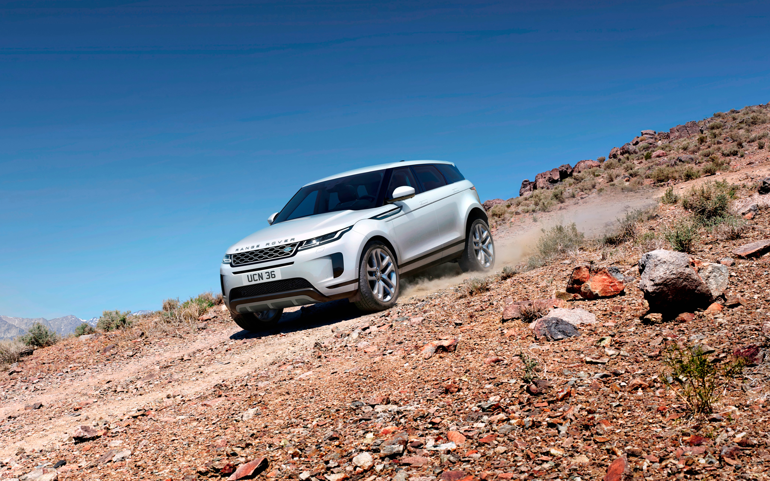 Белый внедорожник Range Rover Evoque D240 HSE 2019 года на бездорожье 