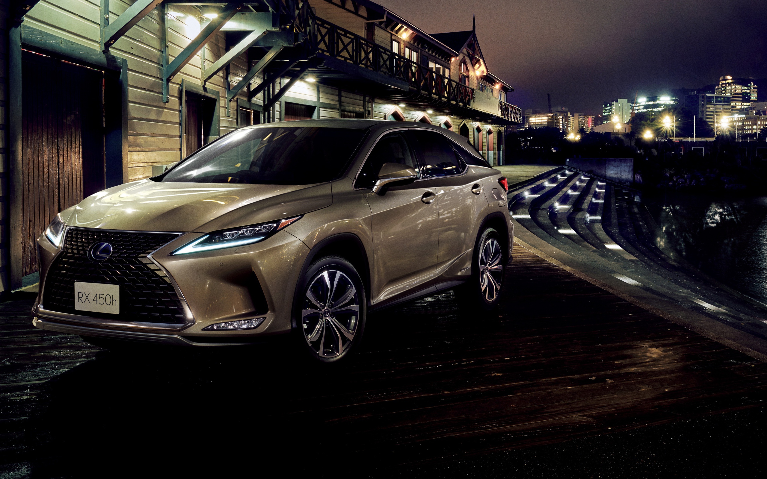 Автомобиль Lexus RX 450h 2019 года у воды