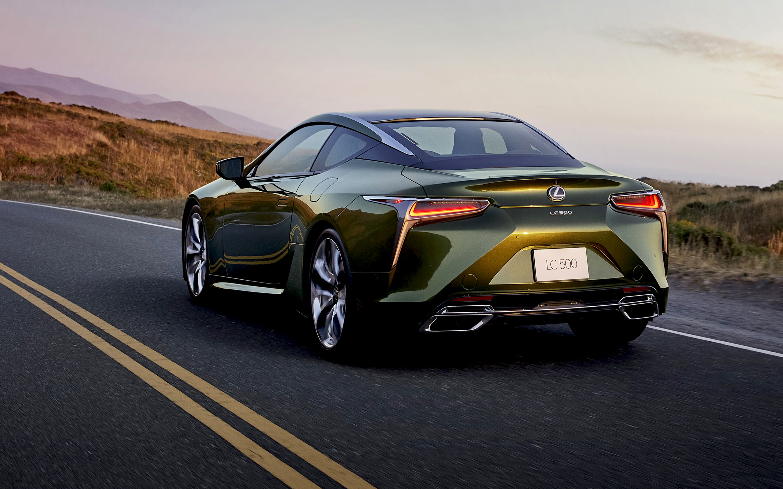 Автомобиль  Lexus LC 500, 2020 года на дороге вид сзади