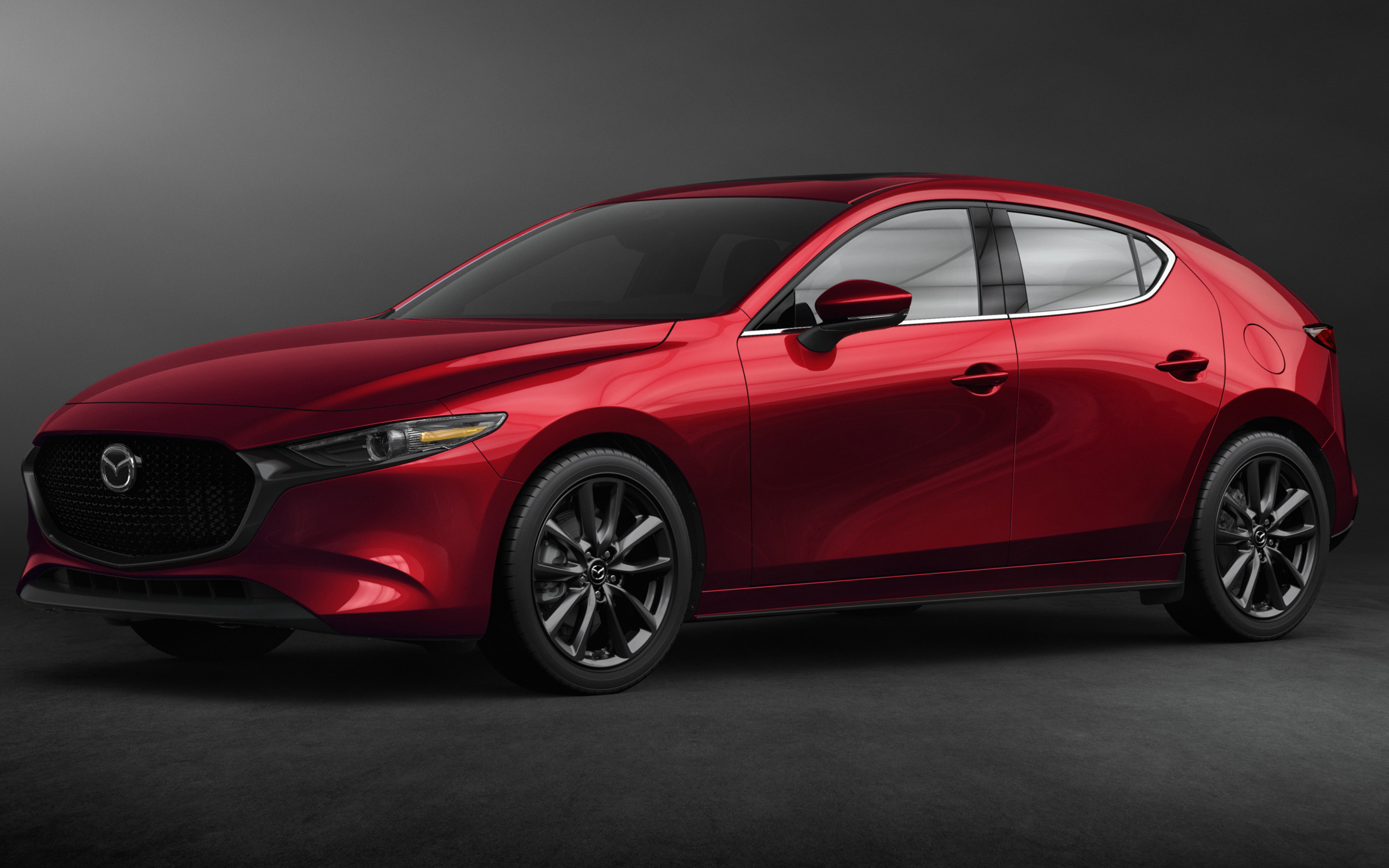 Красный автомобиль Mazda 3, 2020 года на сером фоне