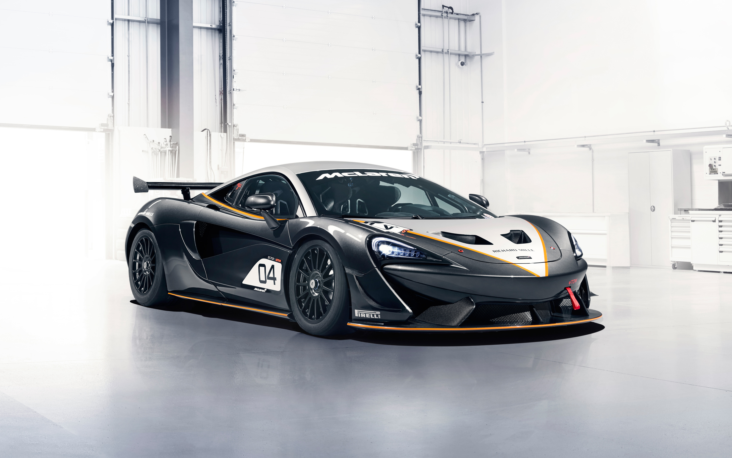Спортивный автомобиль McLaren 720S GT3 2019 года в гараже