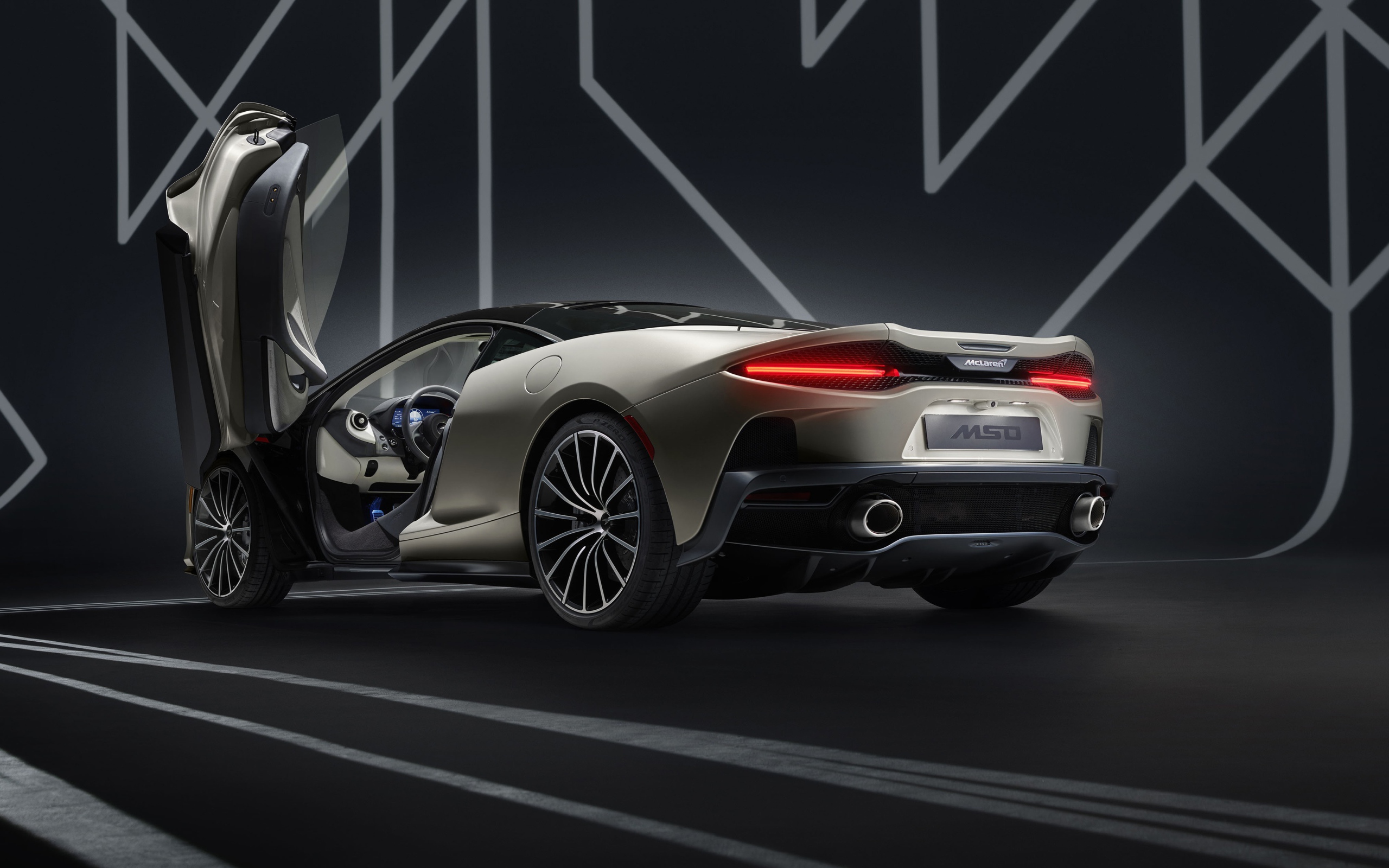 Автомобиль McLaren GT By MSO 2019 года вид сзади