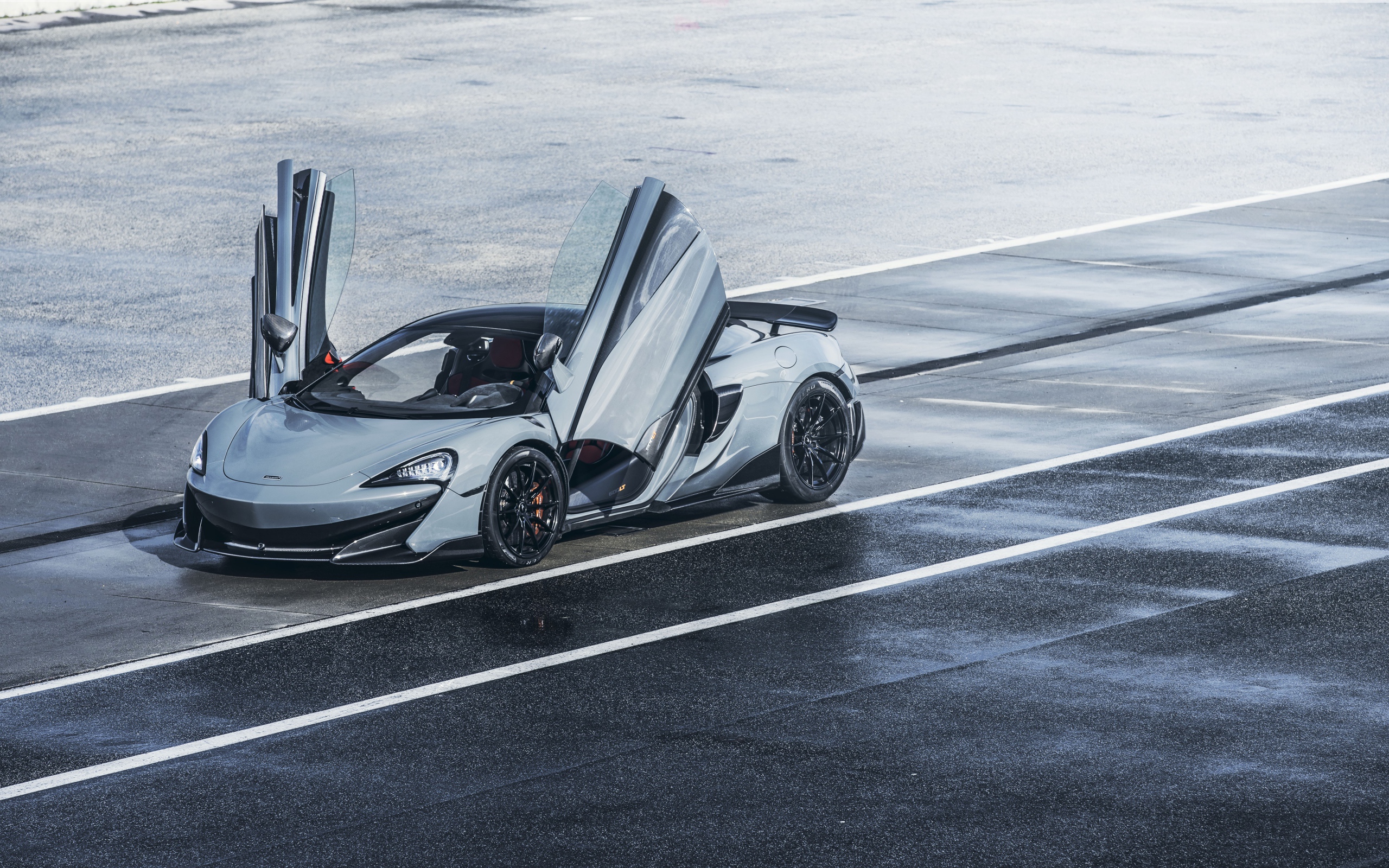Серебристый автомобиль McLaren 600LT, 2019 года с открытыми дверями