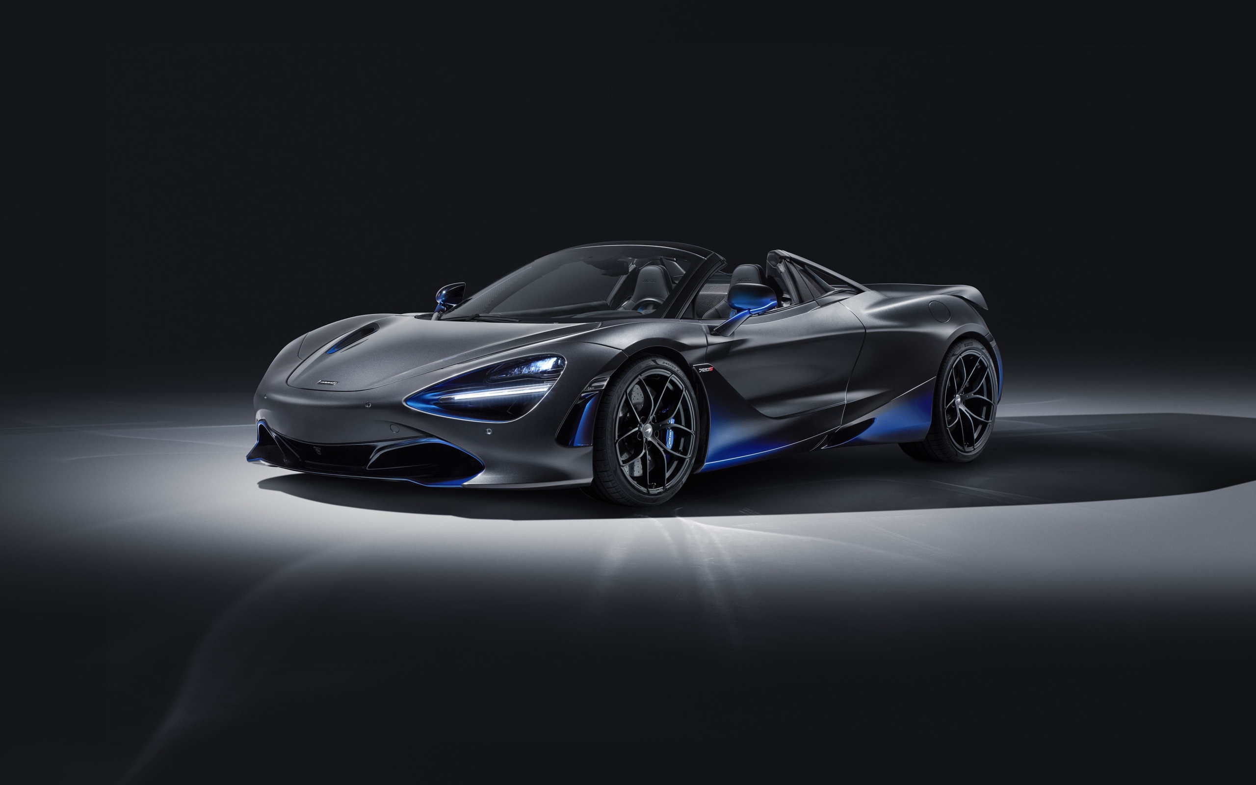 Серебристый автомобиль McLaren 720S Spider, 2019 года 