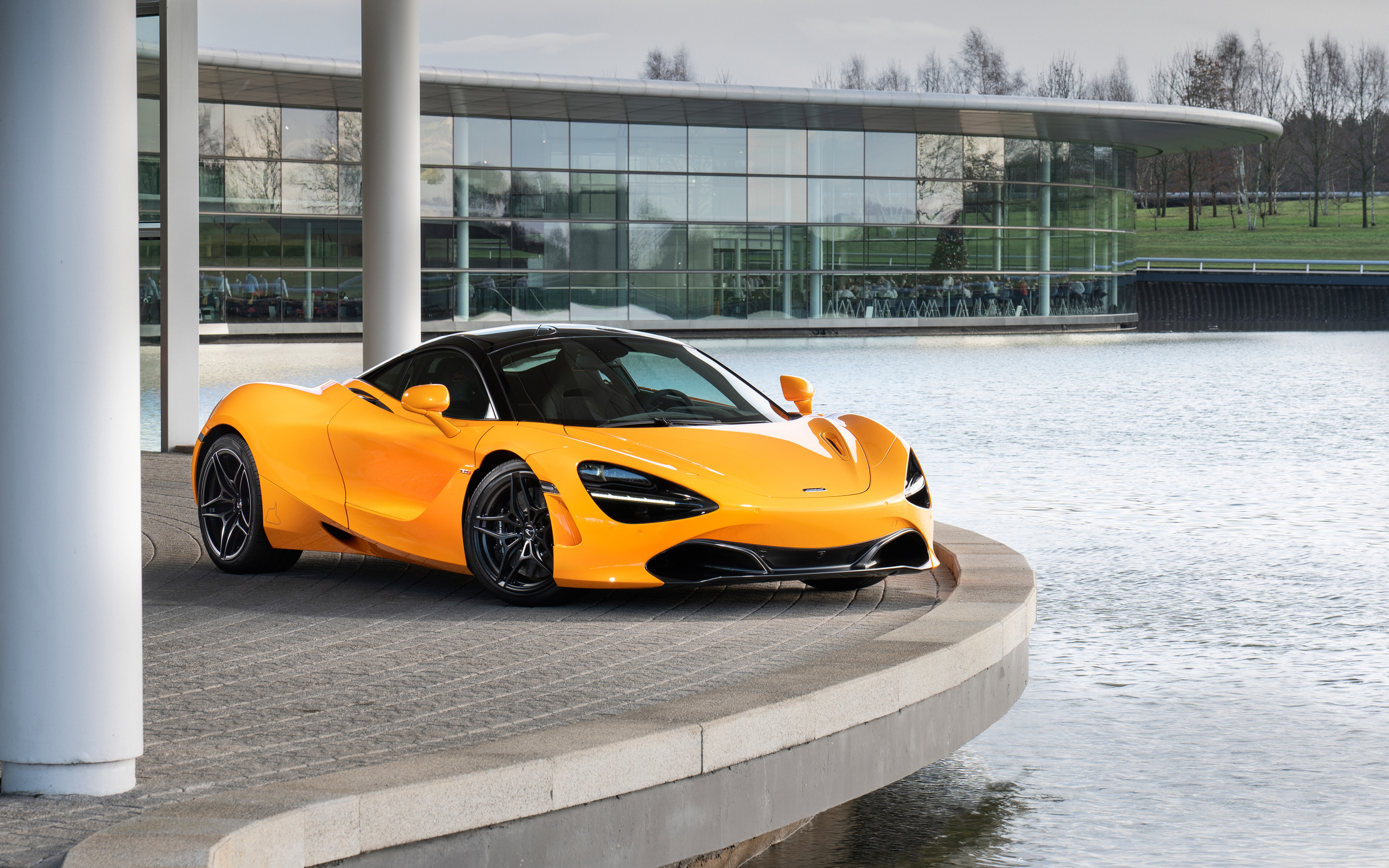 Желтый спортивный автомобиль McLaren MSO 720S Spa 68,  2019 года у воды