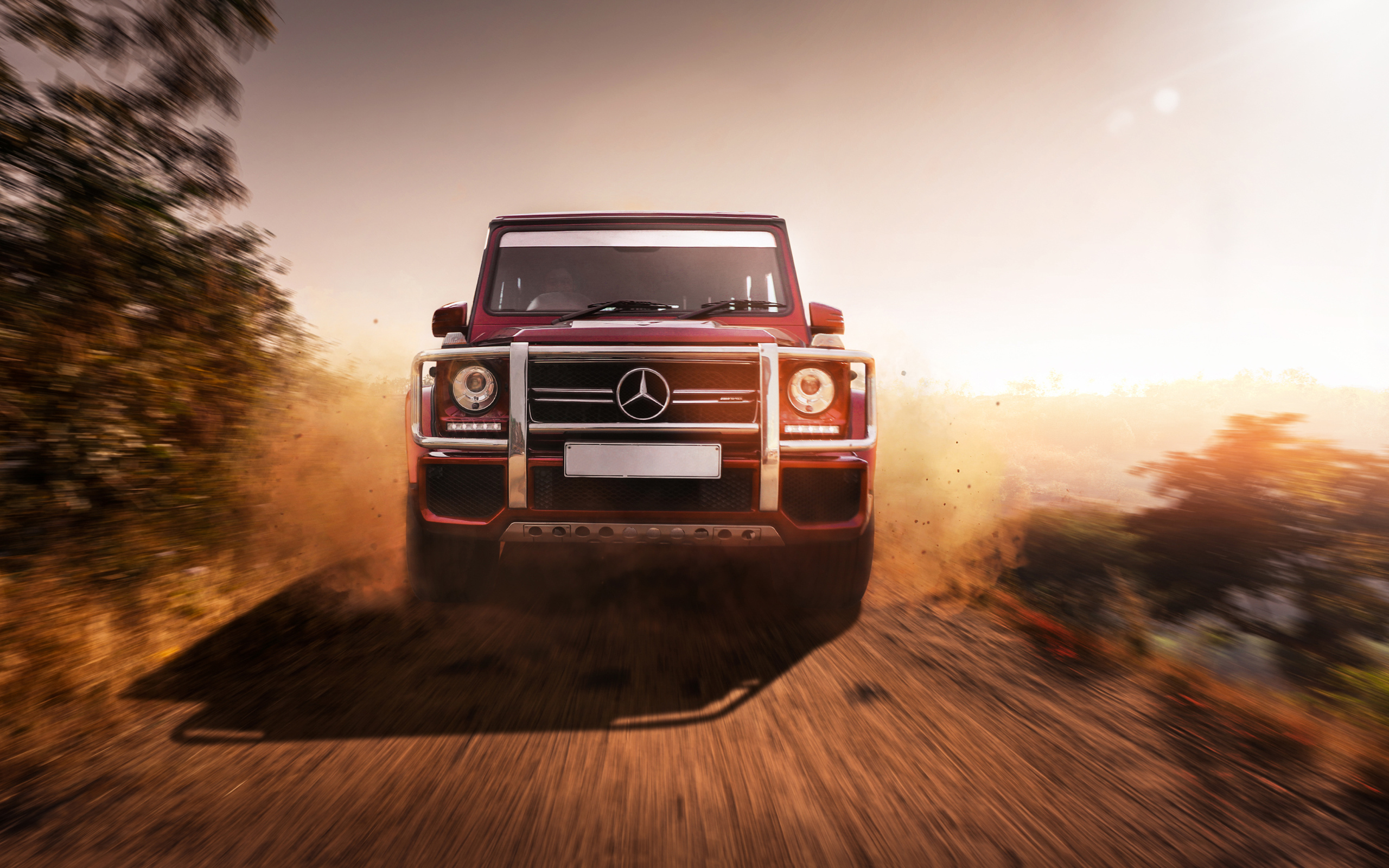 Большой внедорожник Mercedes G63 AMG на дороге