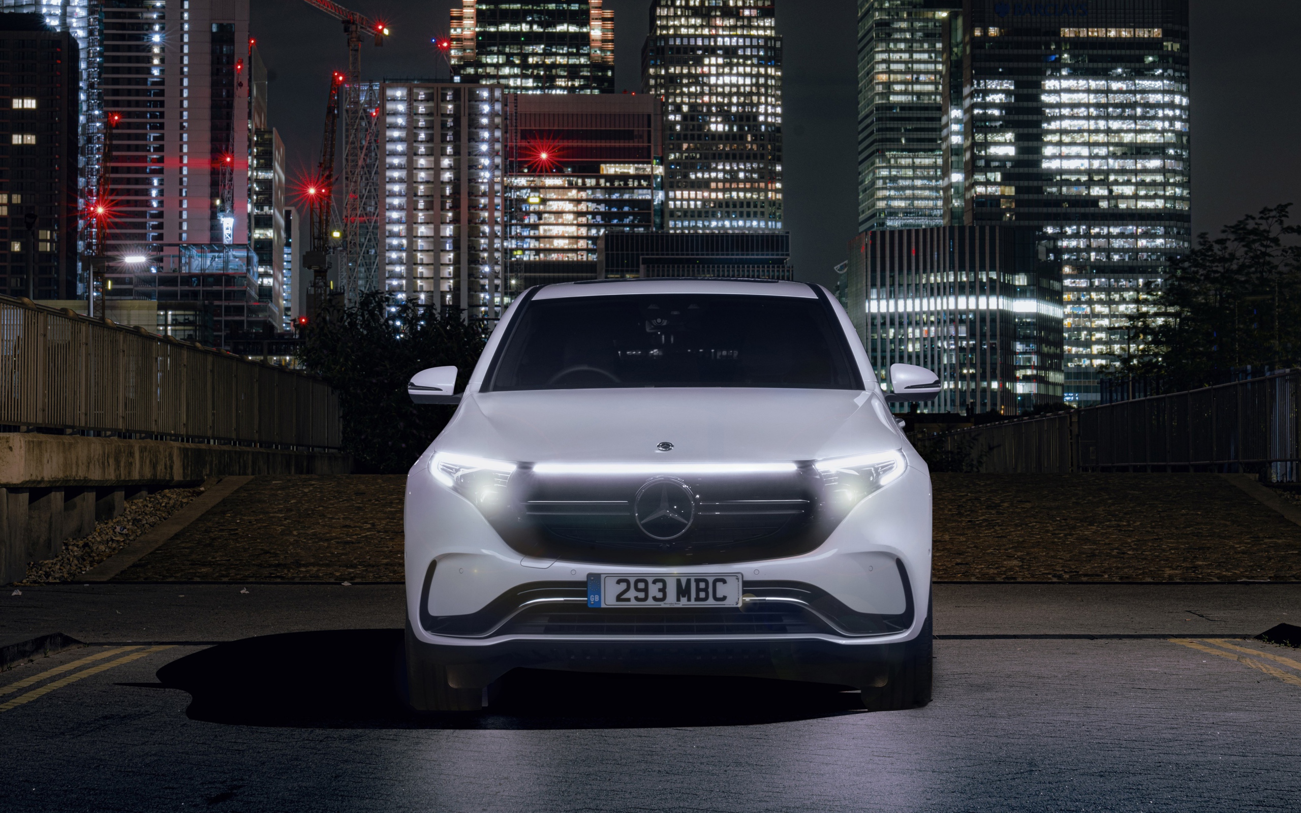 Автомобиль Mercedes-Benz EQC 400 4MATIC AMG Line 2019 на фоне небоскребов