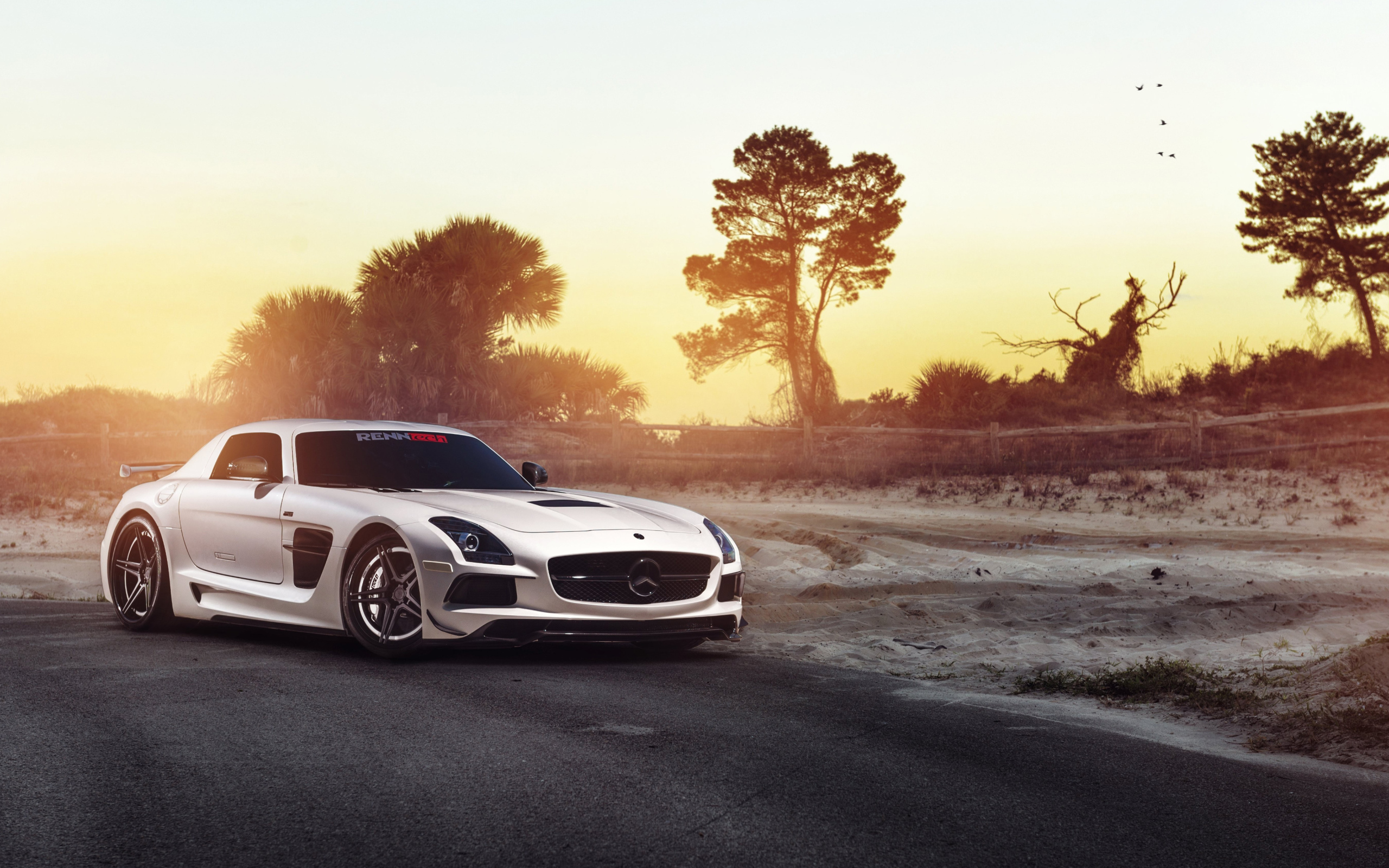 Автомобиль Mercedes-Benz SLS на фоне заката