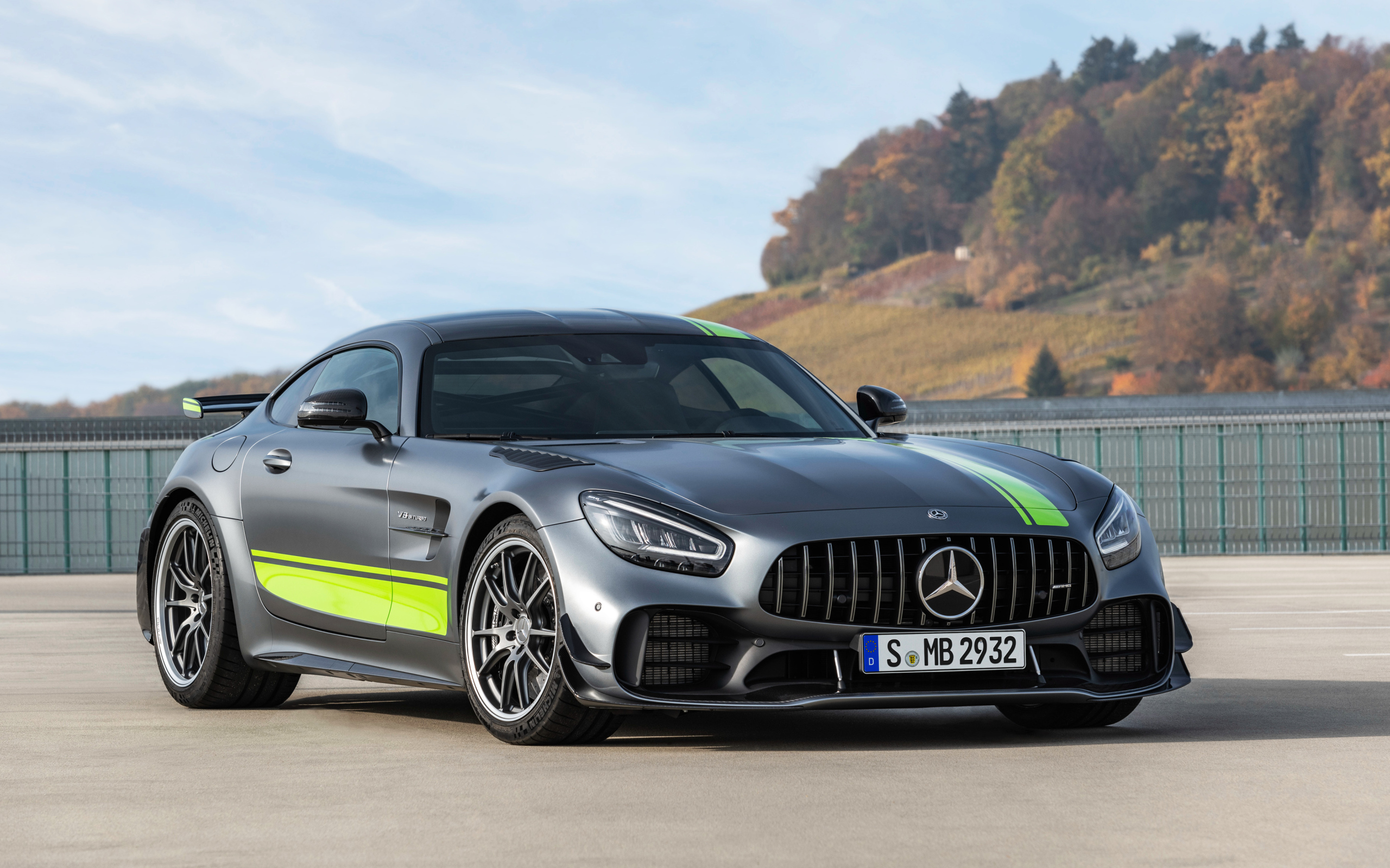 Серебристый автомобиль Mercedes-AMG GT R PRO 2019 года  