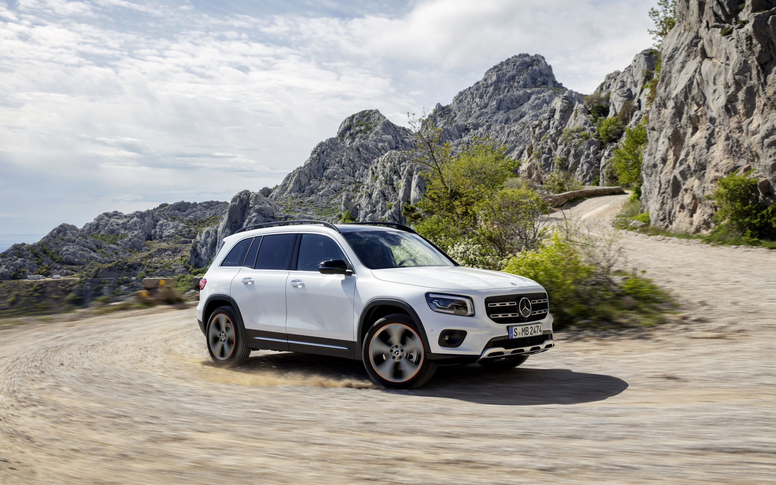 Белый внедорожник Mercedes-Benz GLB-Class в горах