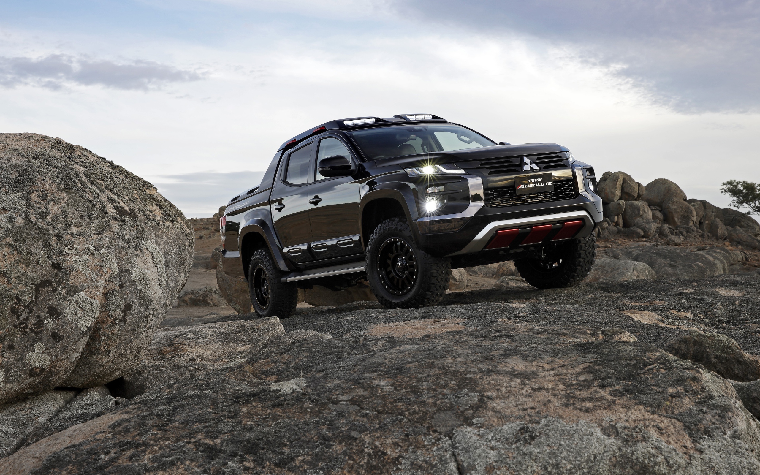 Внедорожник Mitsubishi Triton Absolute 2019 года в горах 