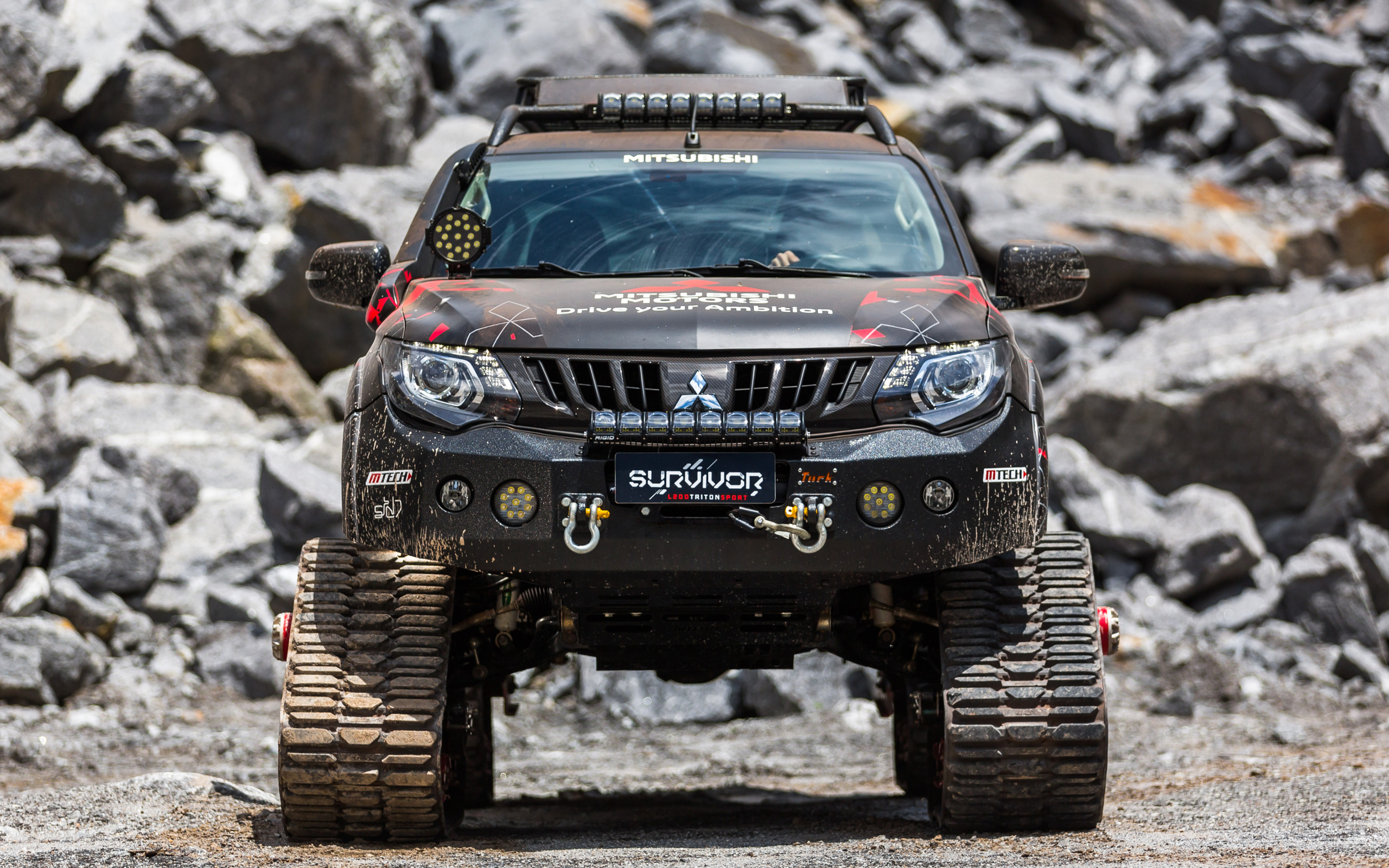 Внедорожник Mitsubishi L200 Triton Survivor 2018 года на фоне гор
