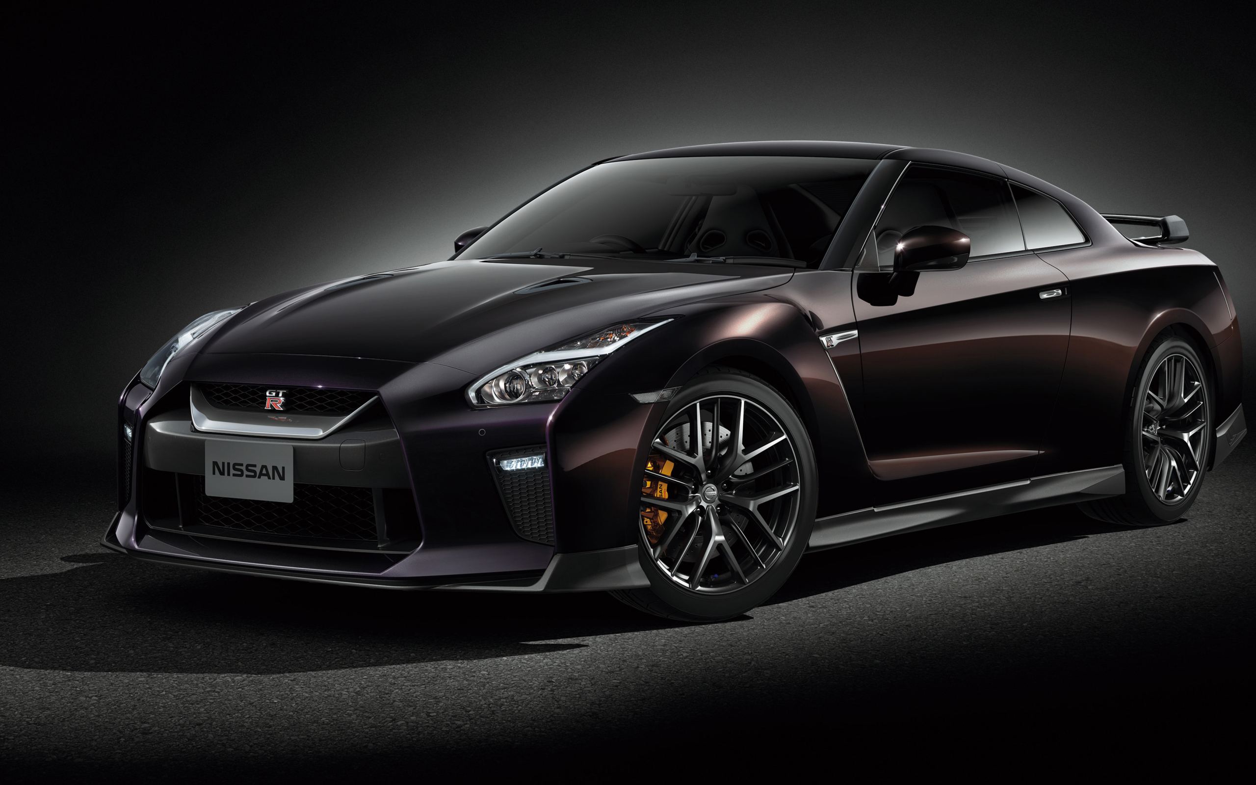 Автомобиль Nissan GT-R Naomi Osaka 2019 на сером фоне