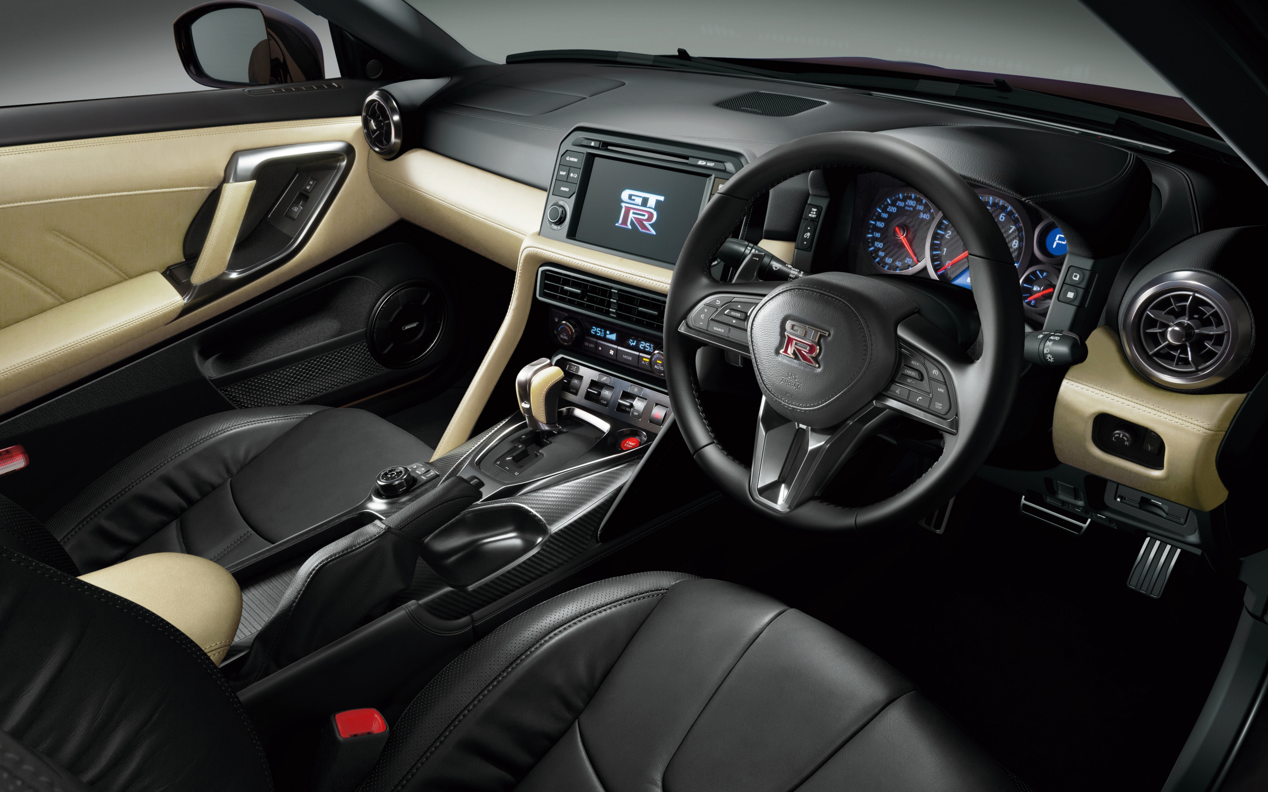 Кожаный стильный салон автомобиля Nissan GT-R Naomi Osaka 2019 года