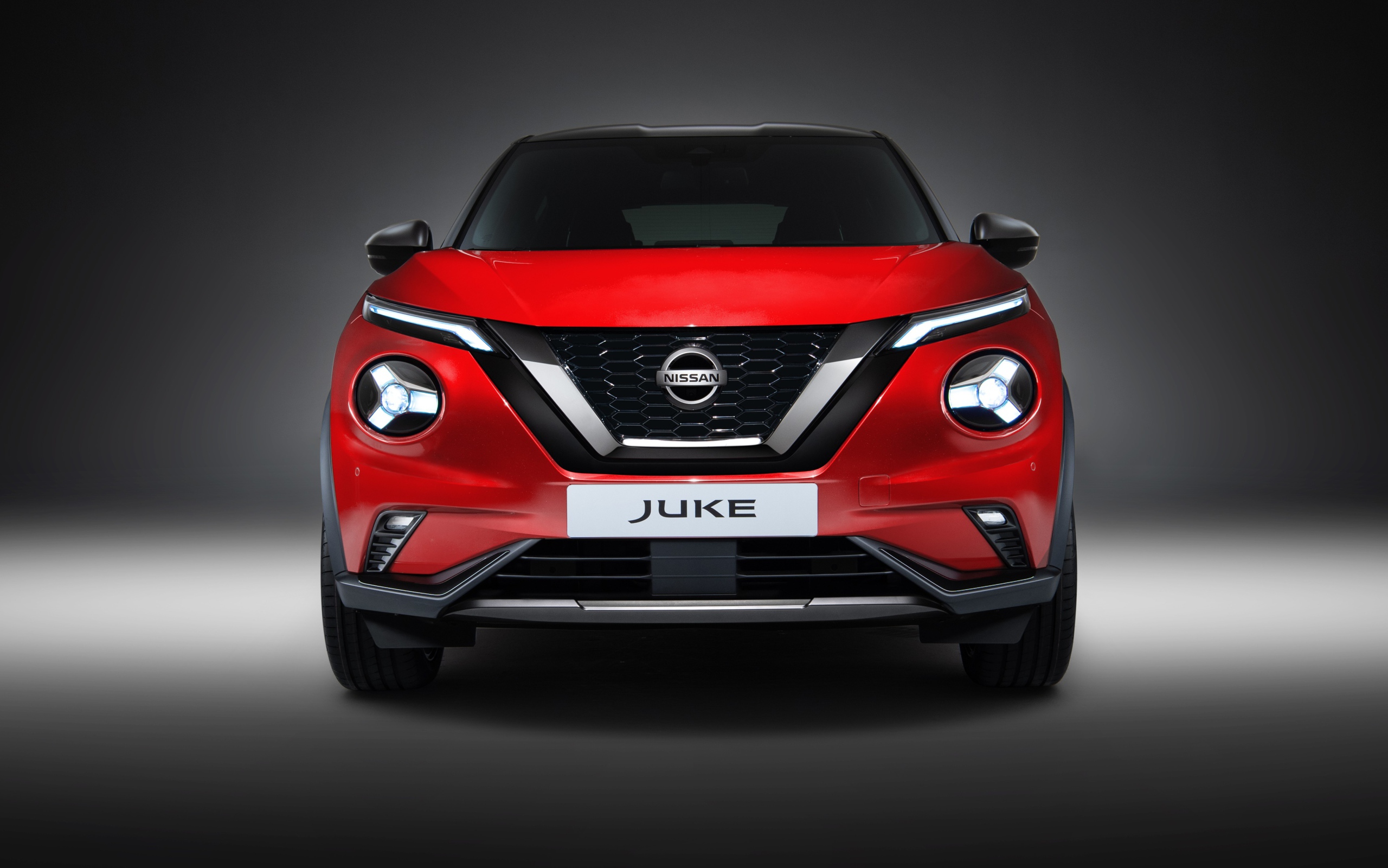 Красный автомобиль Nissan Juke 2019 года вид спереди
