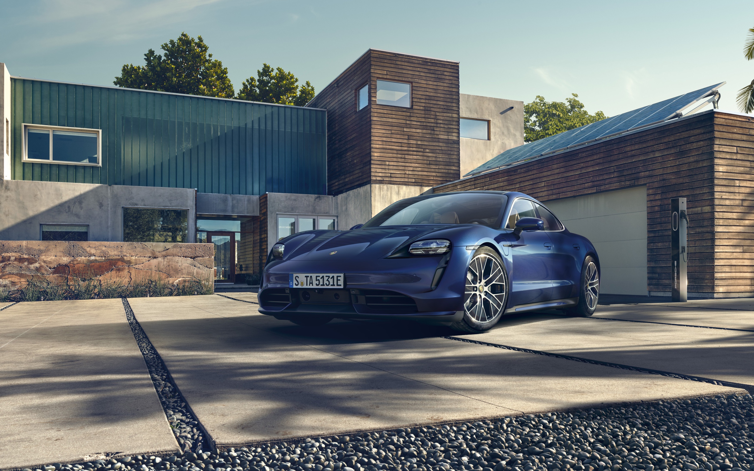 Автомобиль Porsche Taycan Turbo 2019 года стоит у дома