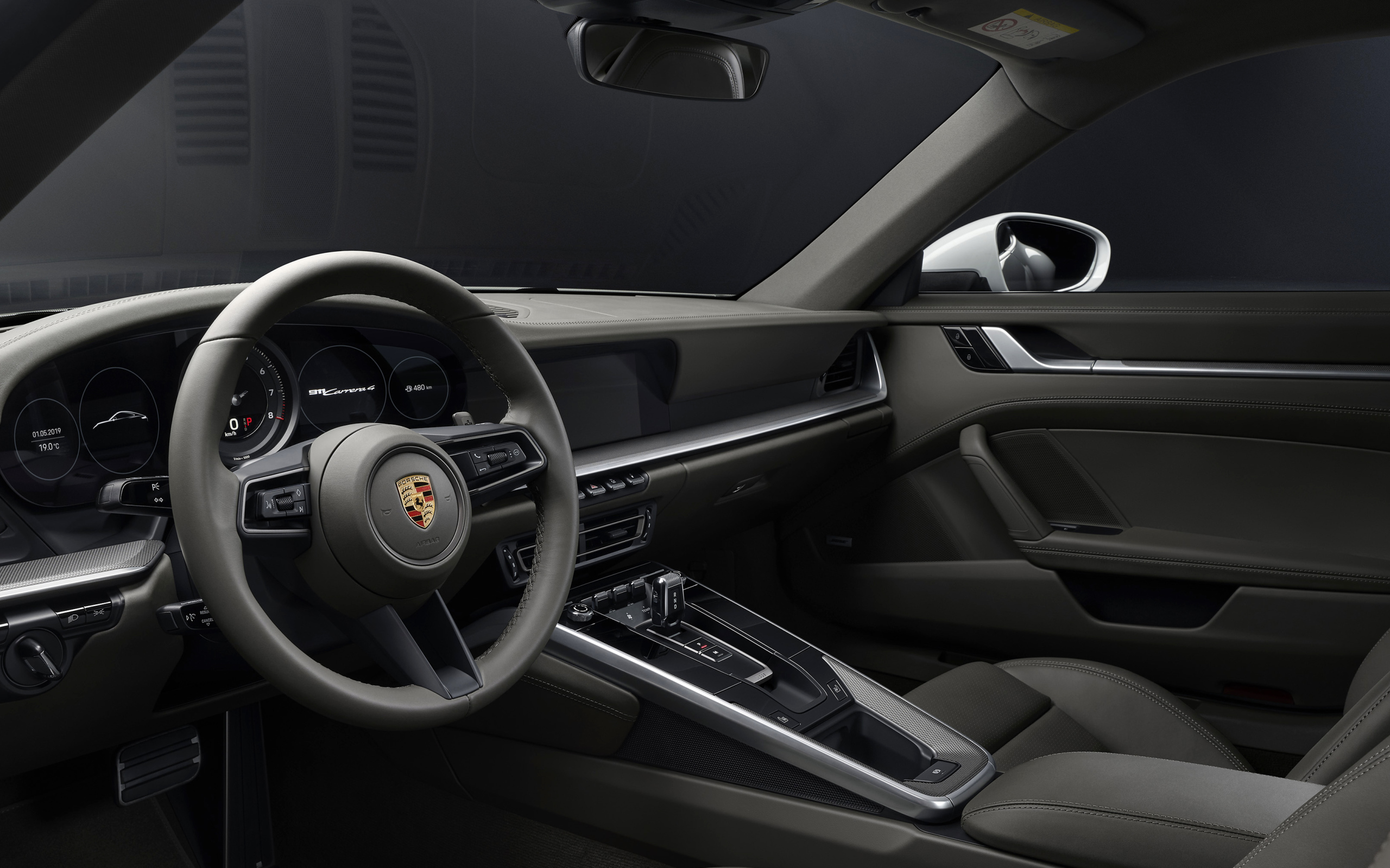 Черный салон автомобиля Porsche 911 Carrera 4 2019  года