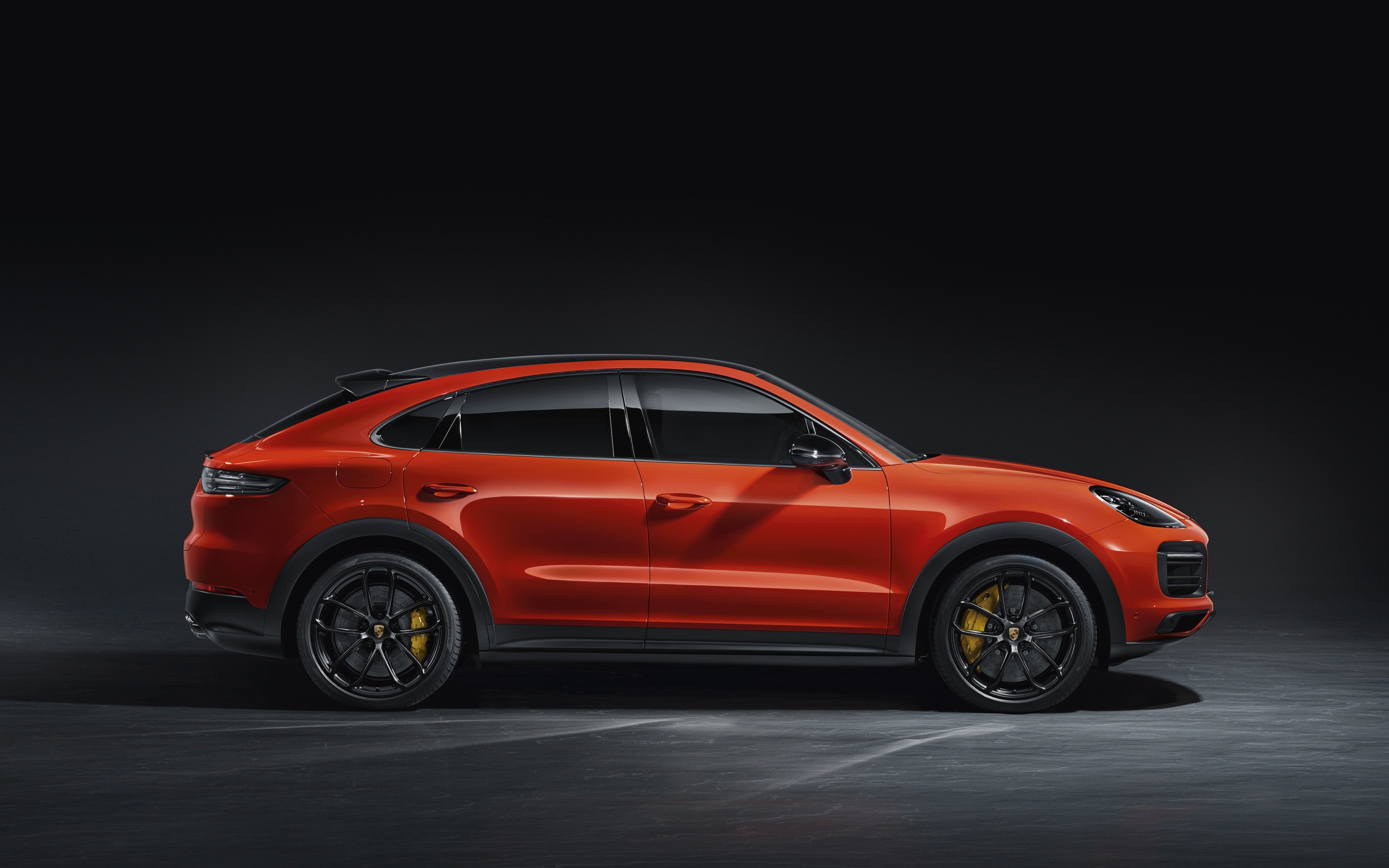 Автомобиль Porsche Cayenne Coupe 2019 года на сером фоне