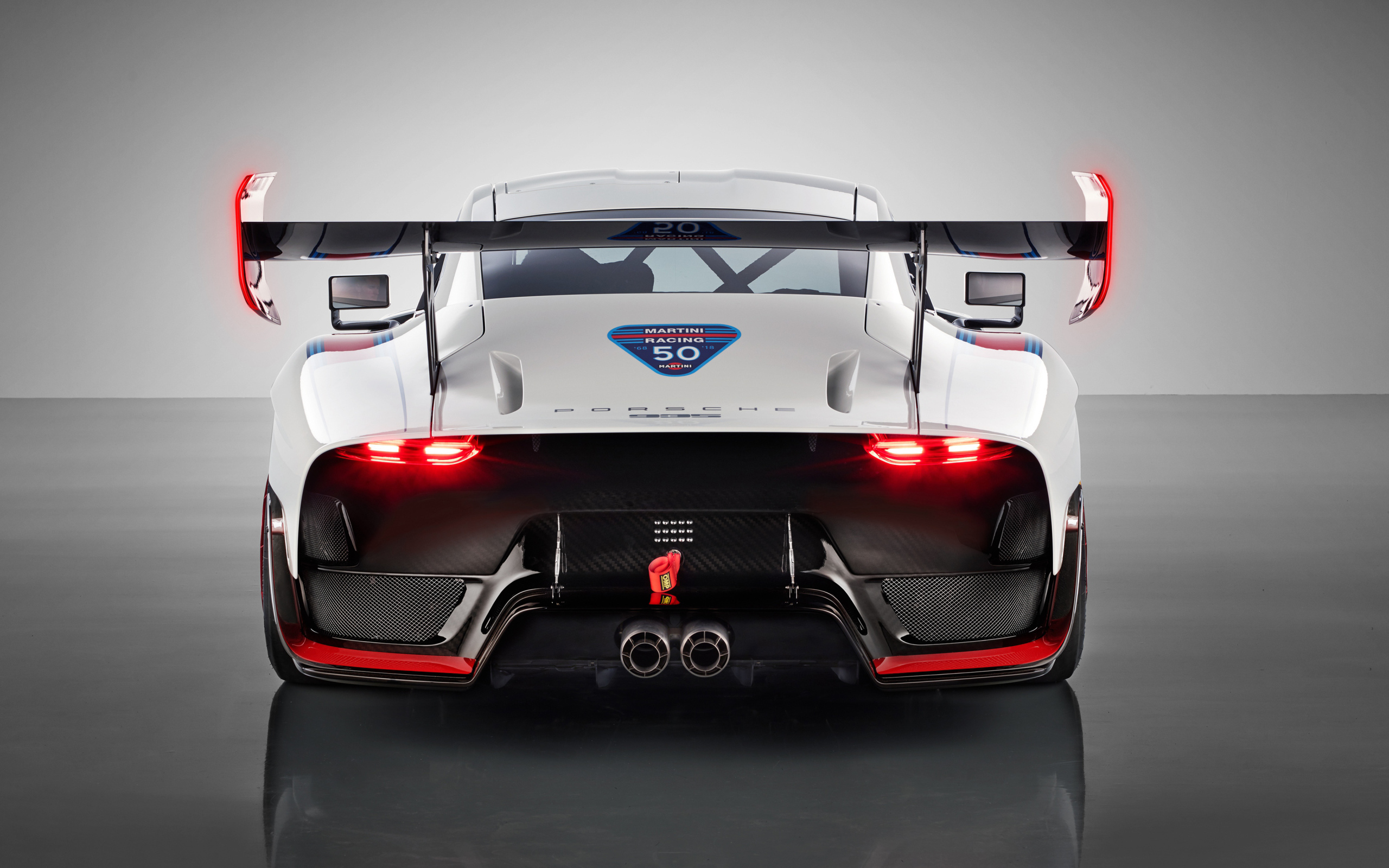 Автомобиль Porsche 935,  2019 года вид сзади