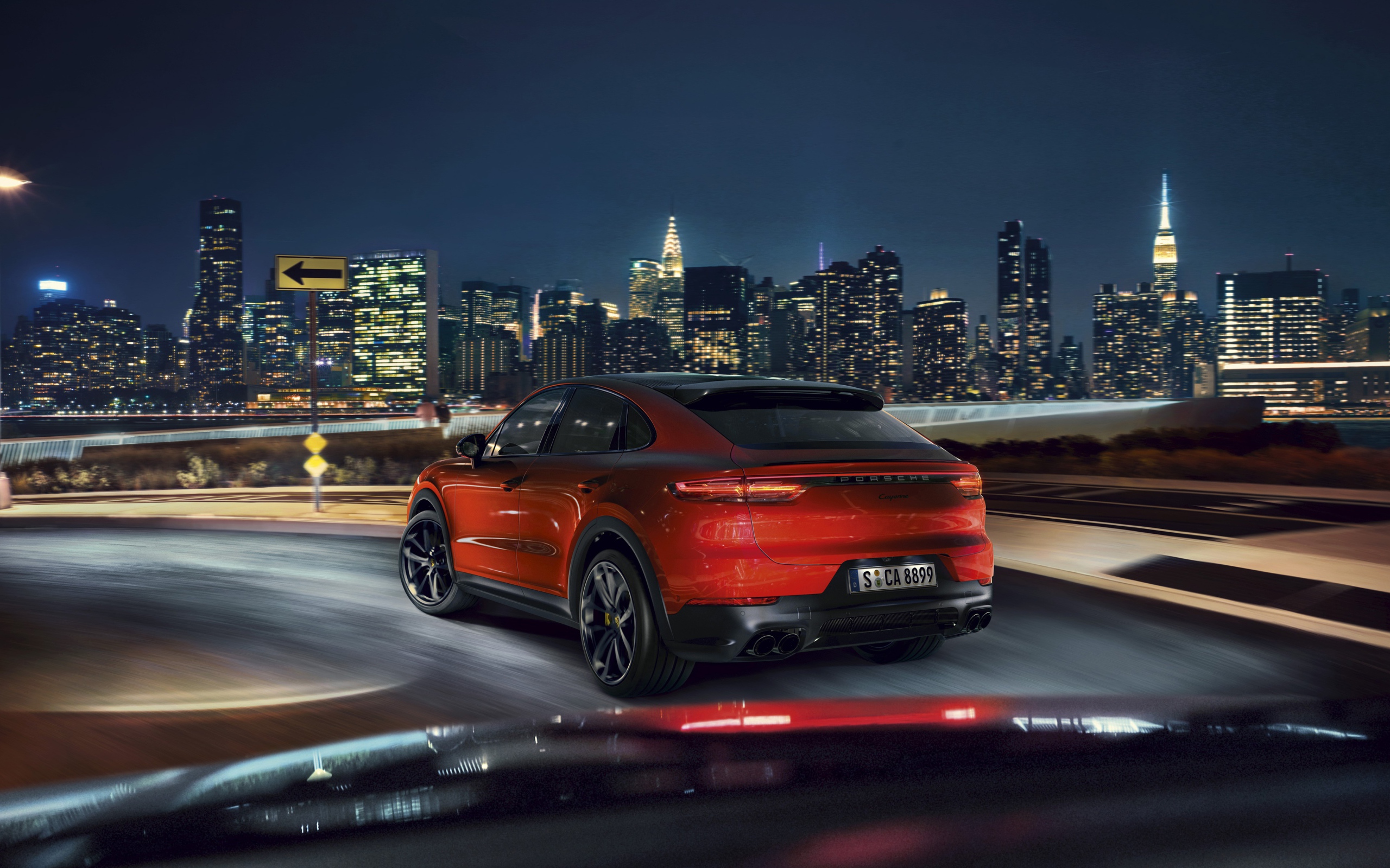 Красный внедорожник Porsche Cayenne Coupe 2019 года на фоне города