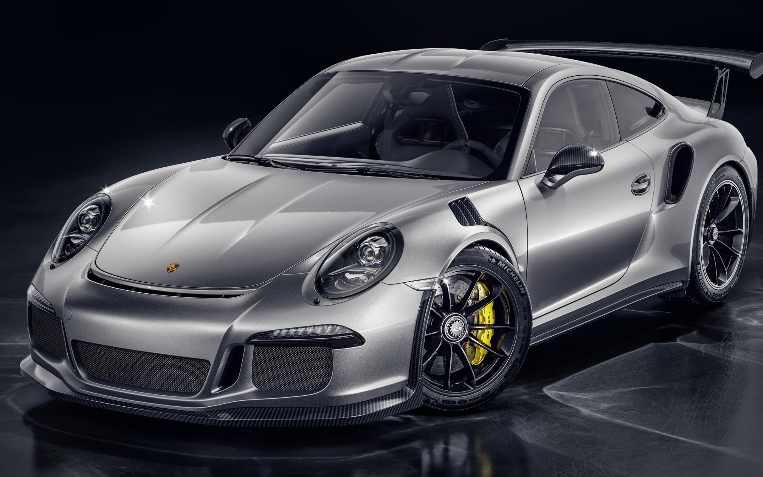 Серебристый спортивный автомобиль Porsche 911 GT3 RS CGI 