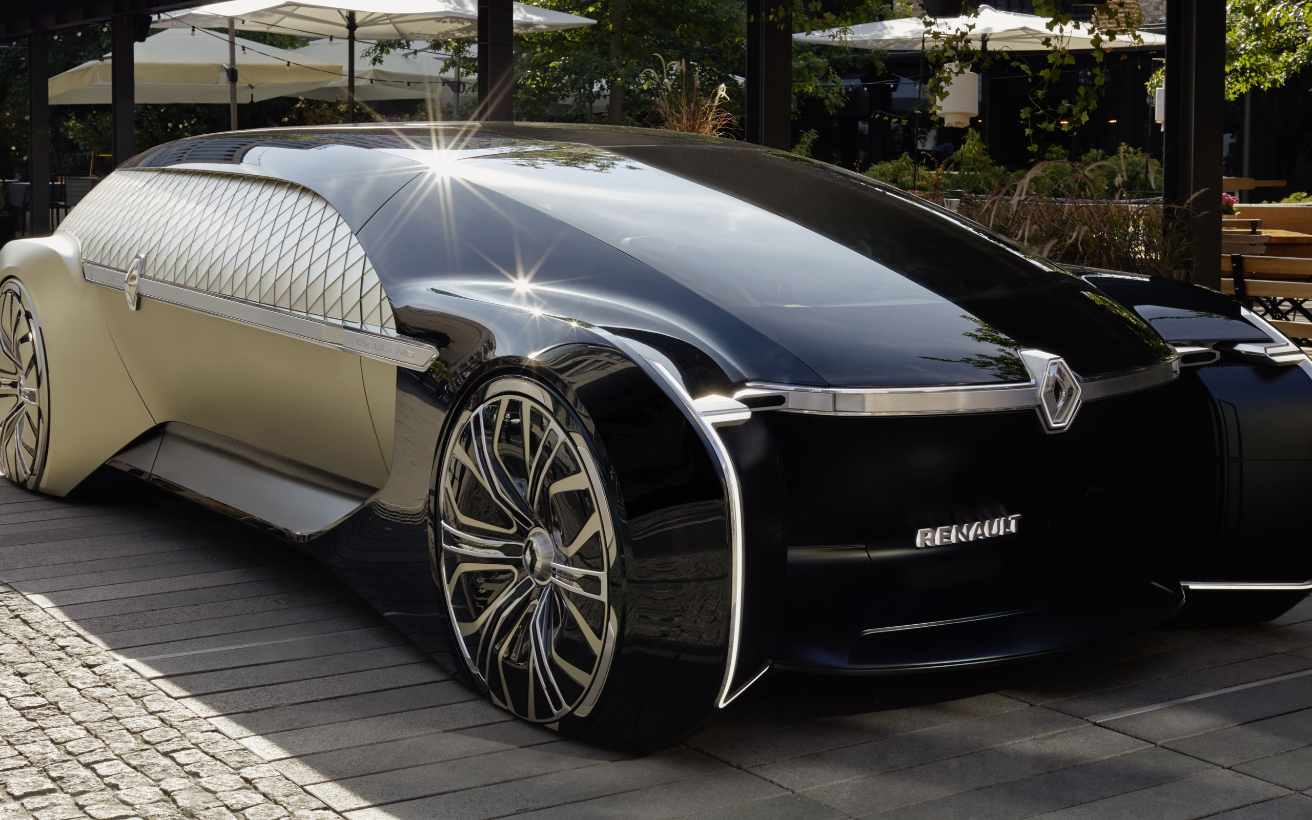 Красивый автомобиль Renault EZ-Ultimo 2018 года у кафе
