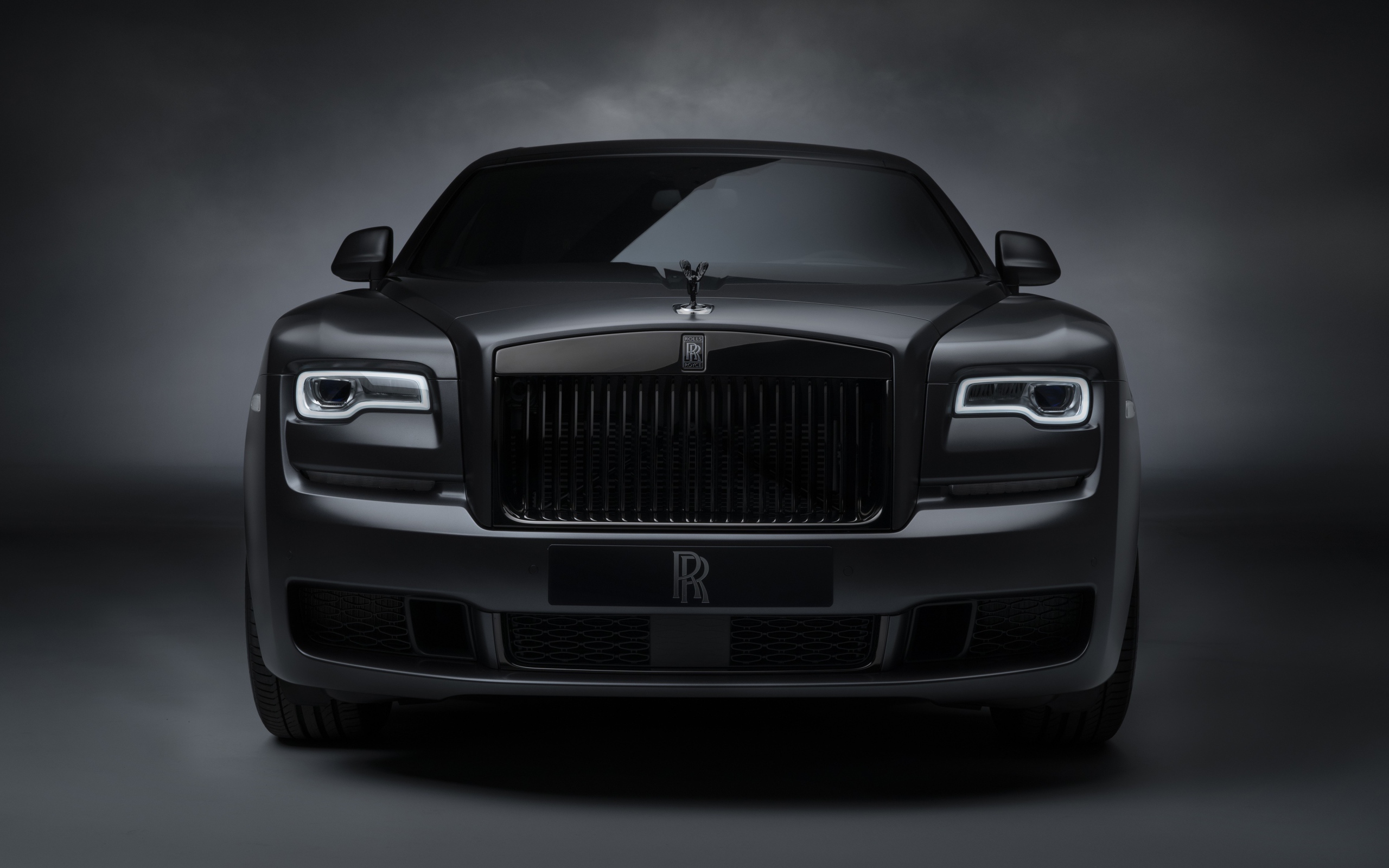 Автомобиль Rolls-Royce Ghost, 2019 года вид спереди