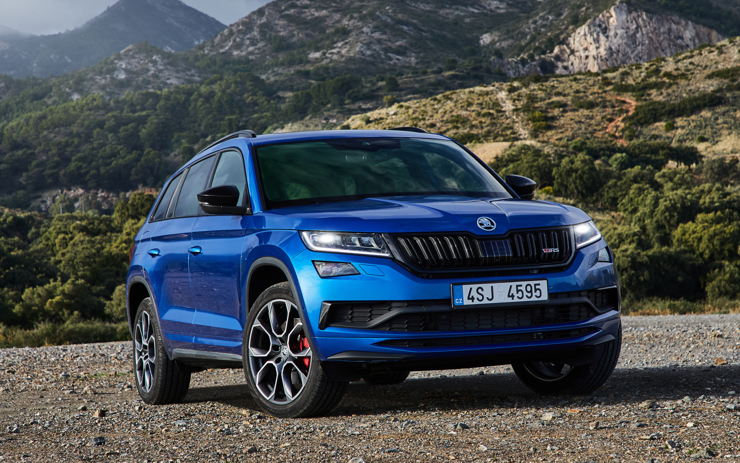 Синий автомобиль Skoda Kodiaq RS 2019 года в горах 