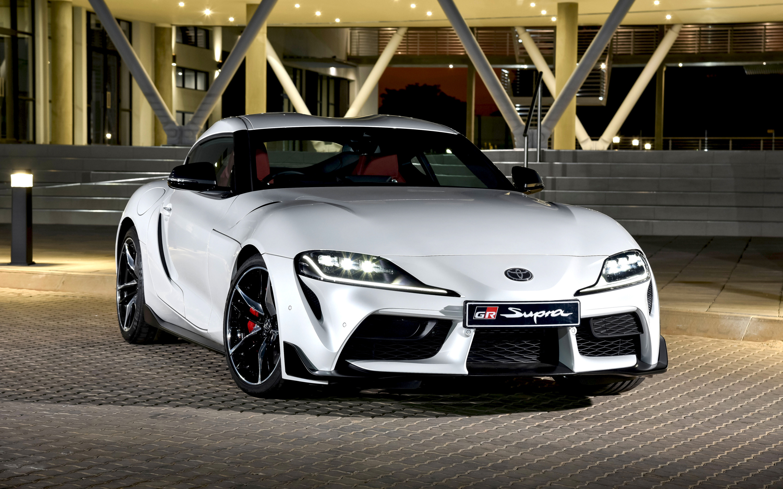 Белый автомобиль Toyota GR Supra 2019 года