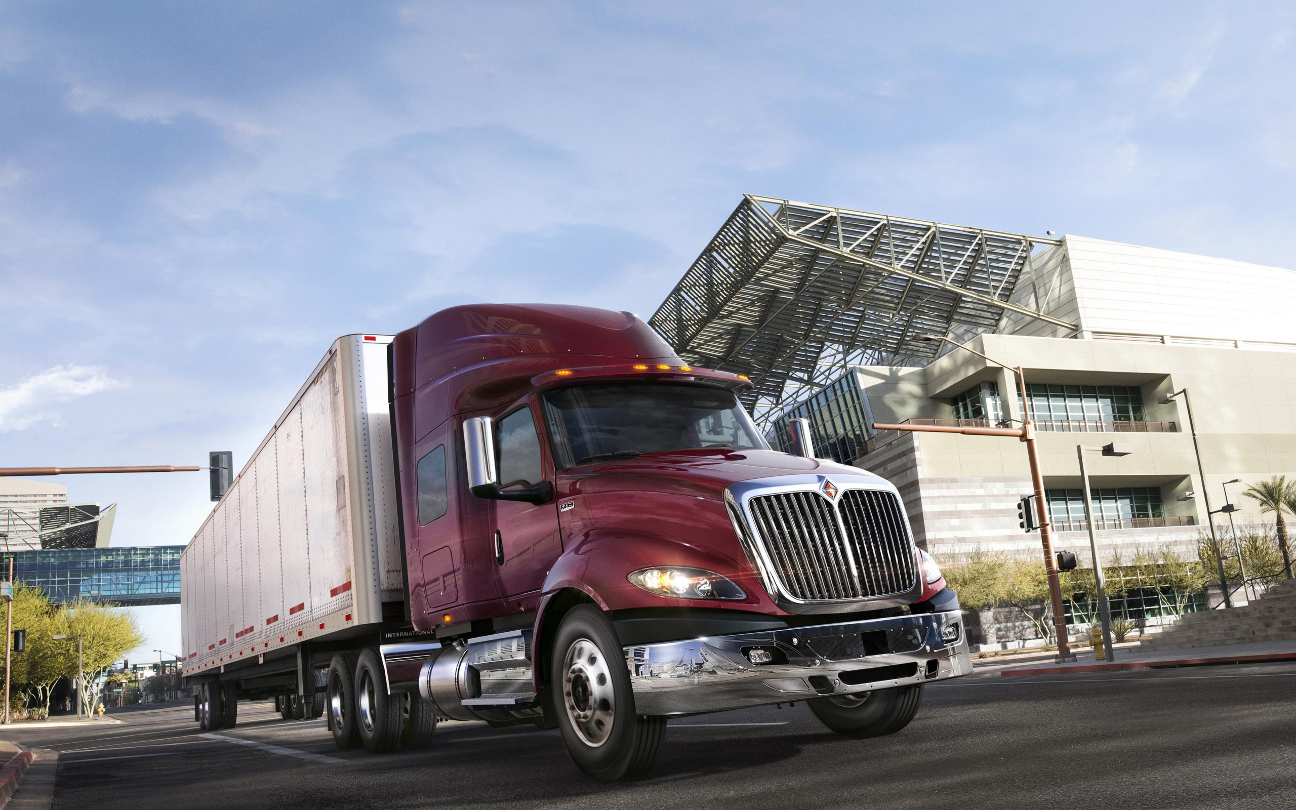 Большой грузовик в городе