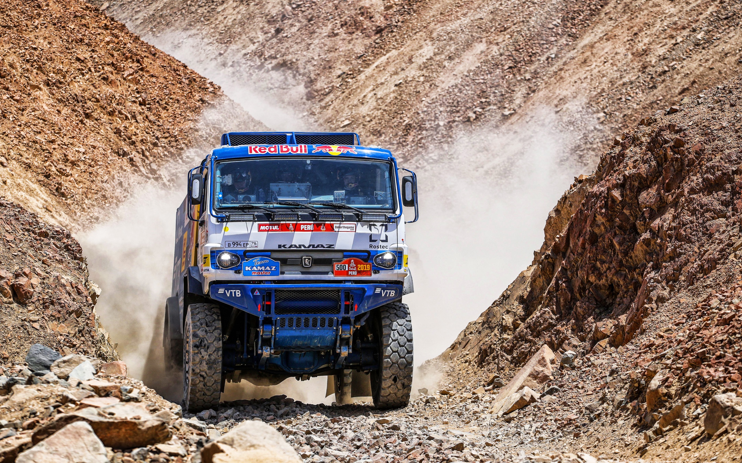 Спортивный камаз на бездорожье на соревновании по  Ралли 