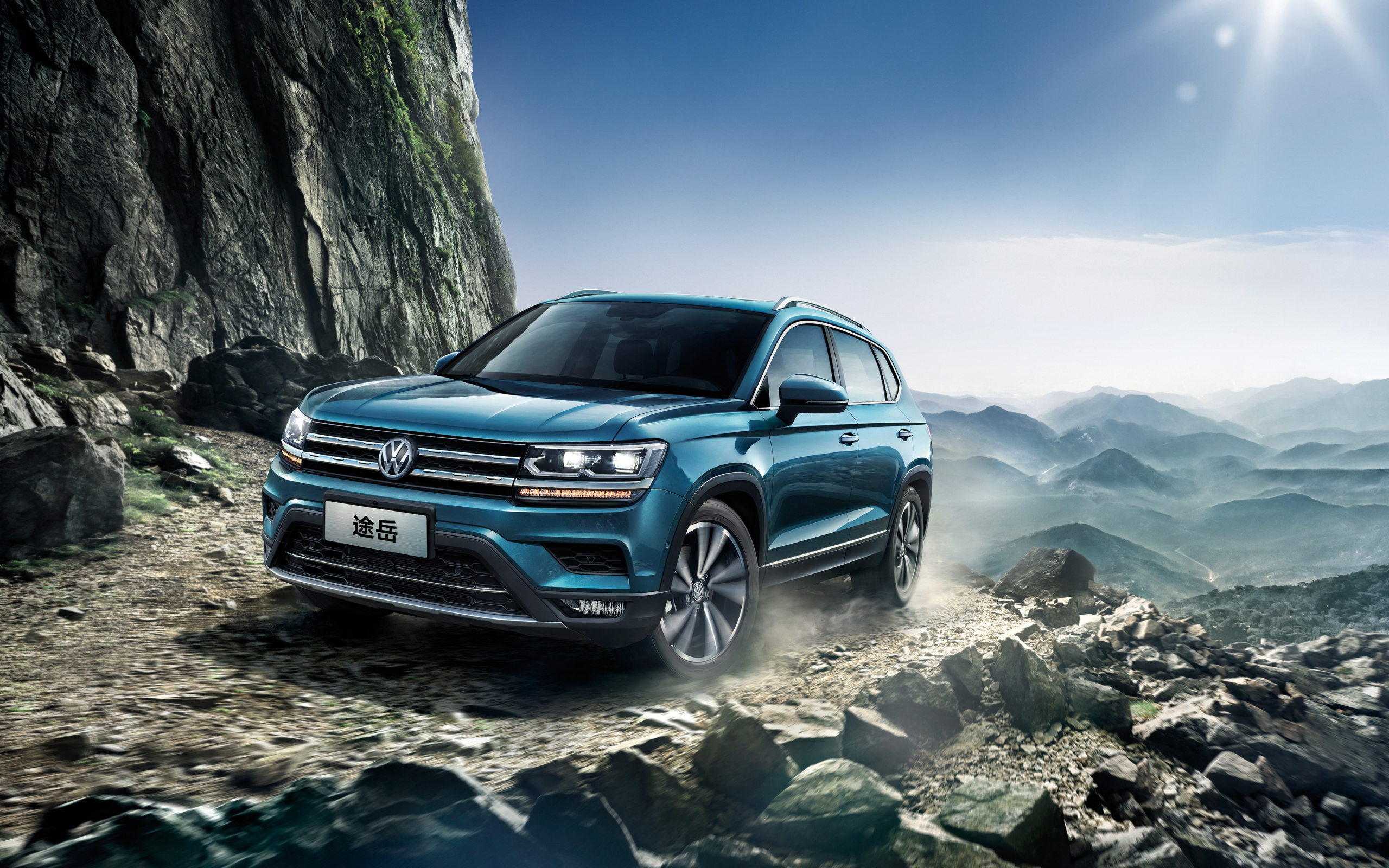 Синий внедорожник Volkswagen Tharu 2018 года в горах 