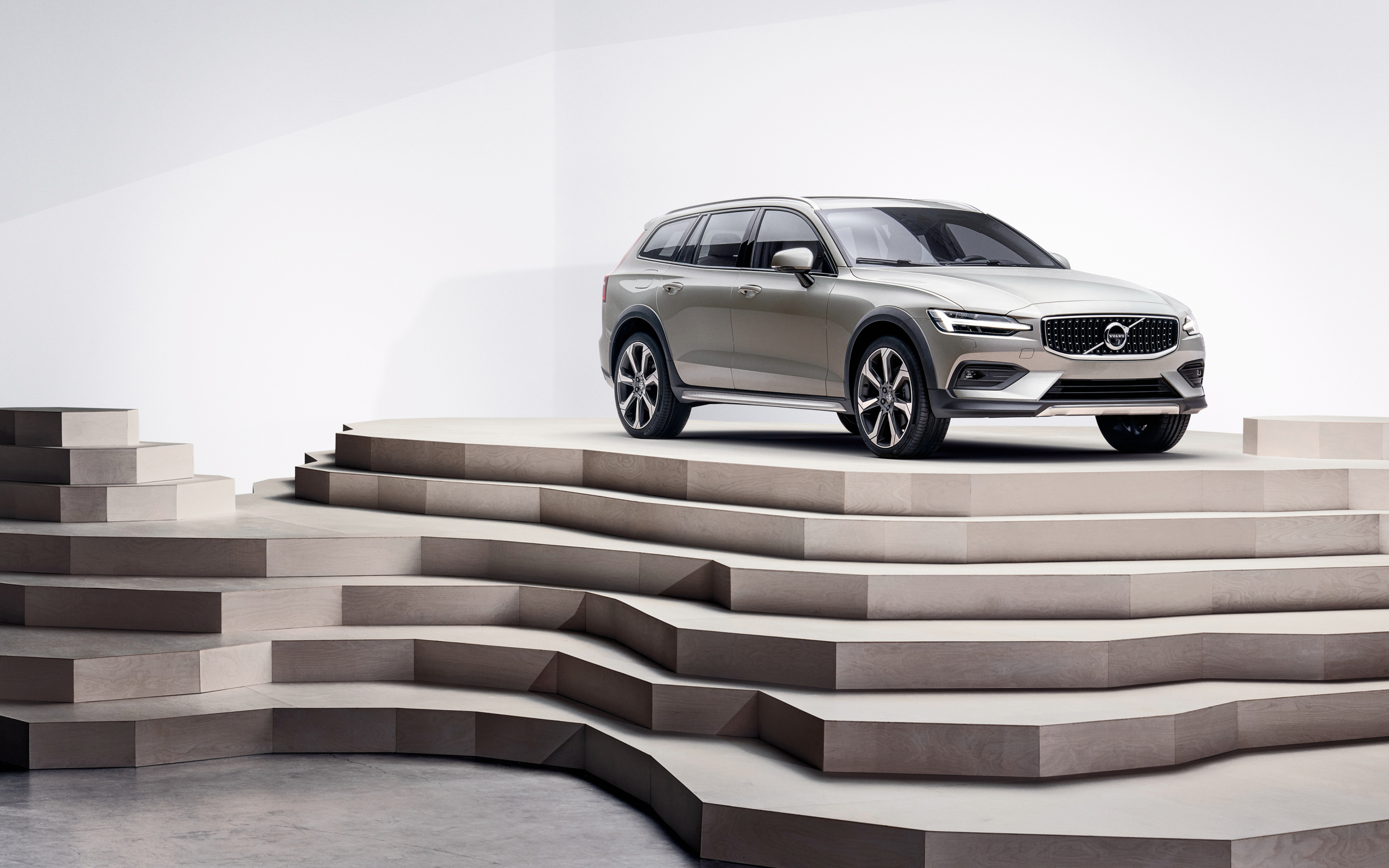 Серебристый автомобиль Volvo V60 T5  на пьедестале 