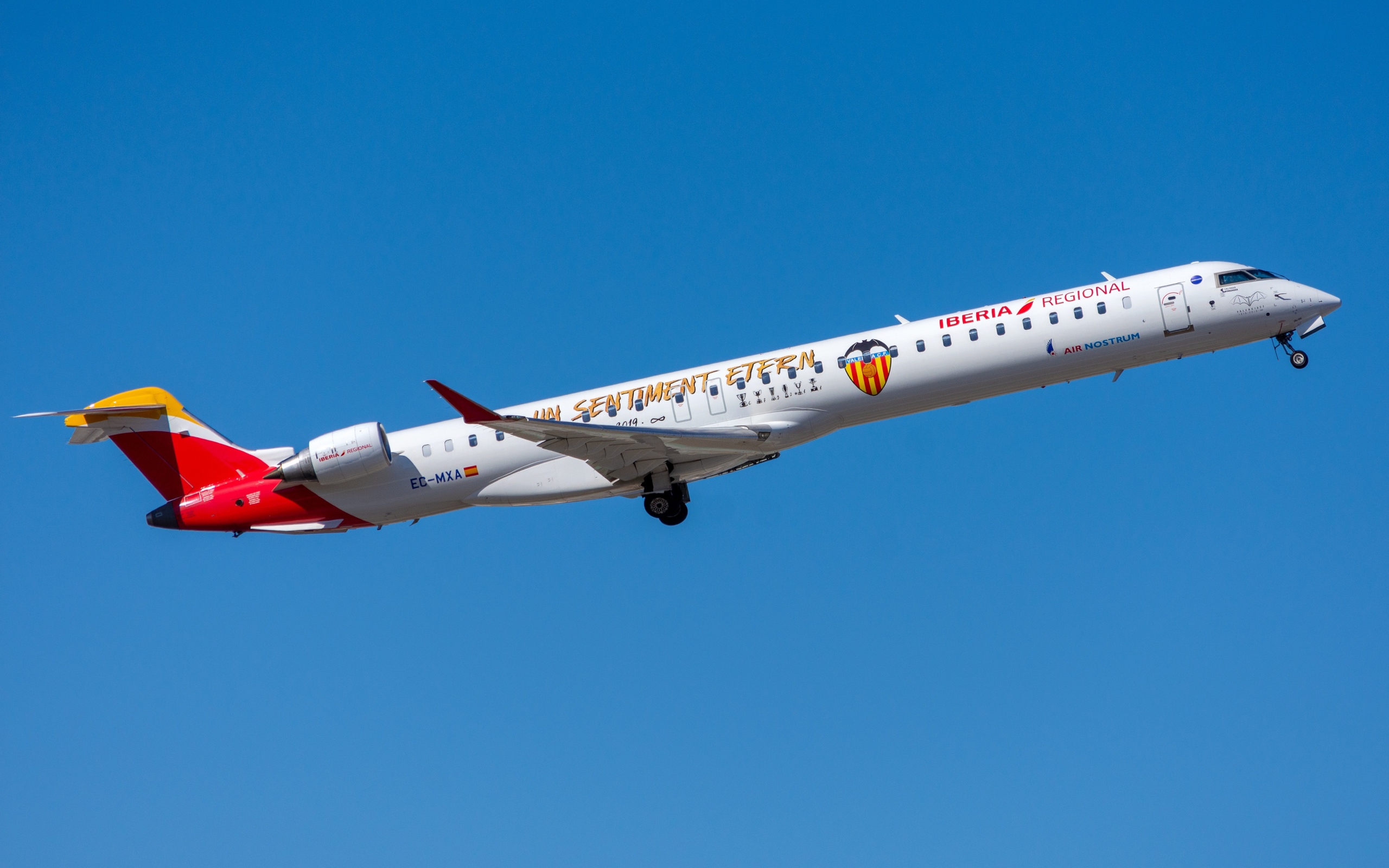 Самолет Bombardier CRJ-1000 авиакомпании Air Nostrum на фоне голубого неба