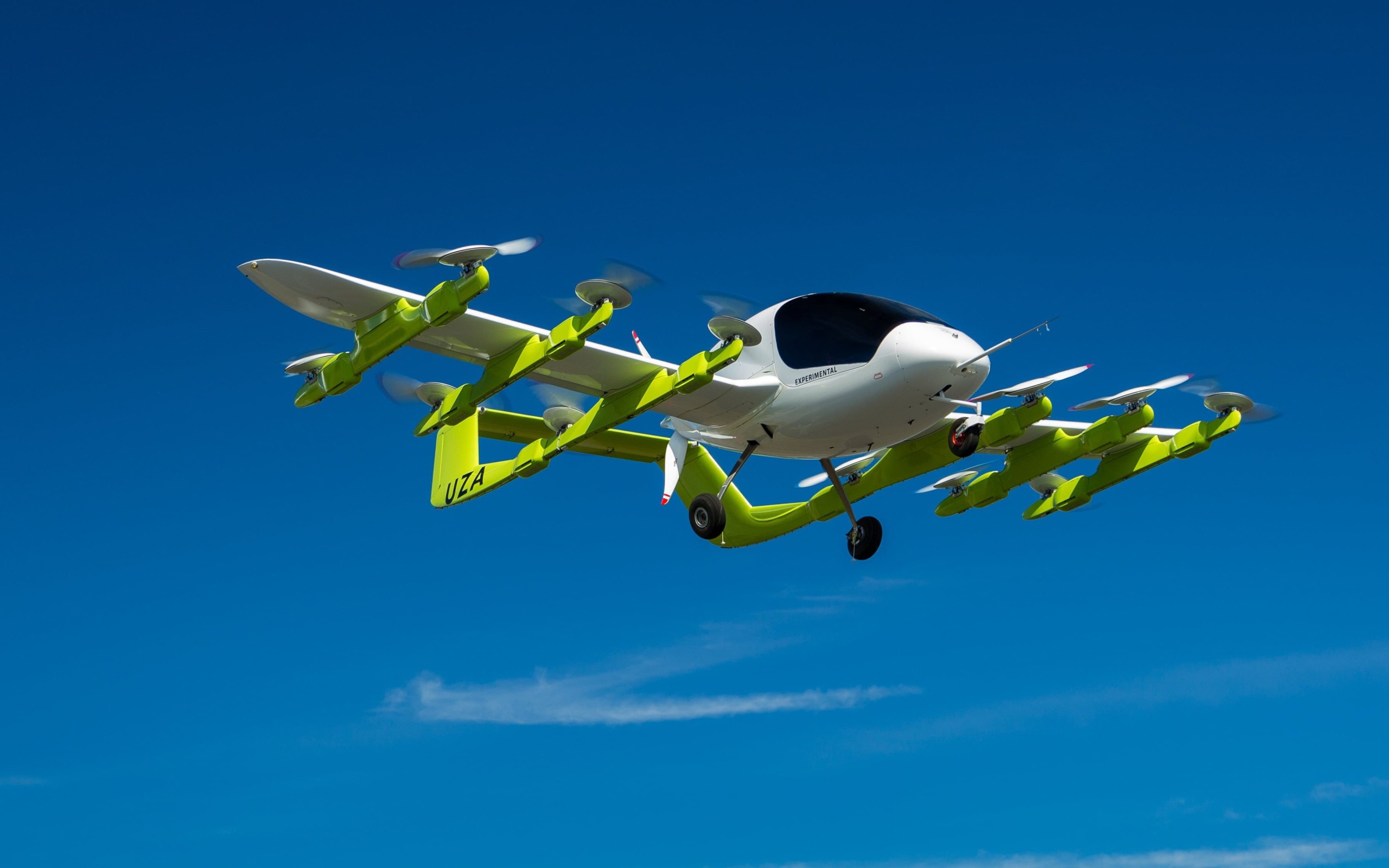 Электронный летательный дрон  Kitty Hawk Cora в небе