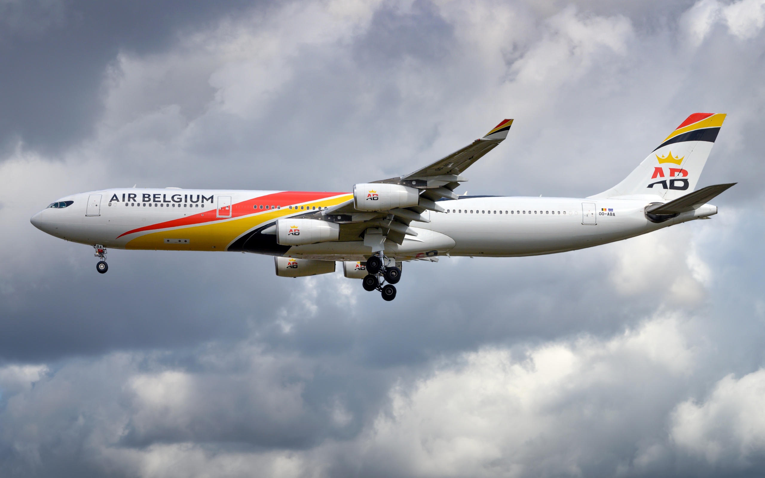 Большой пассажирский Airbus A340-300 компании AIR BELGIUM