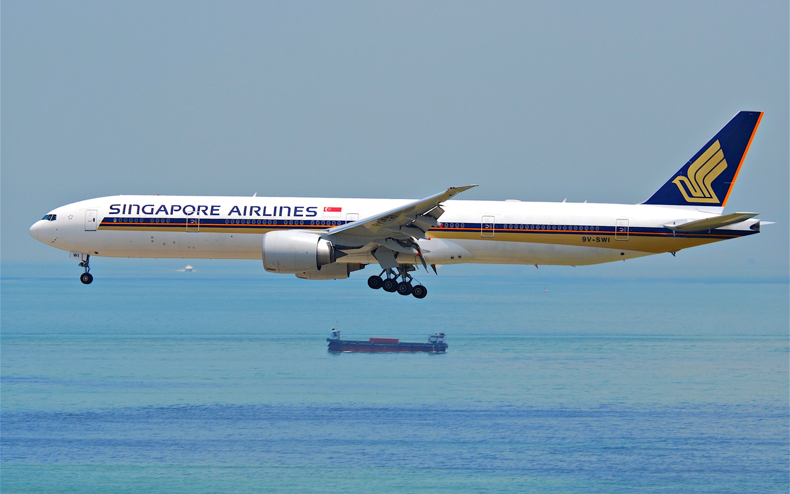 Аэробус авиакомпании Singapore Airlines летит над морем