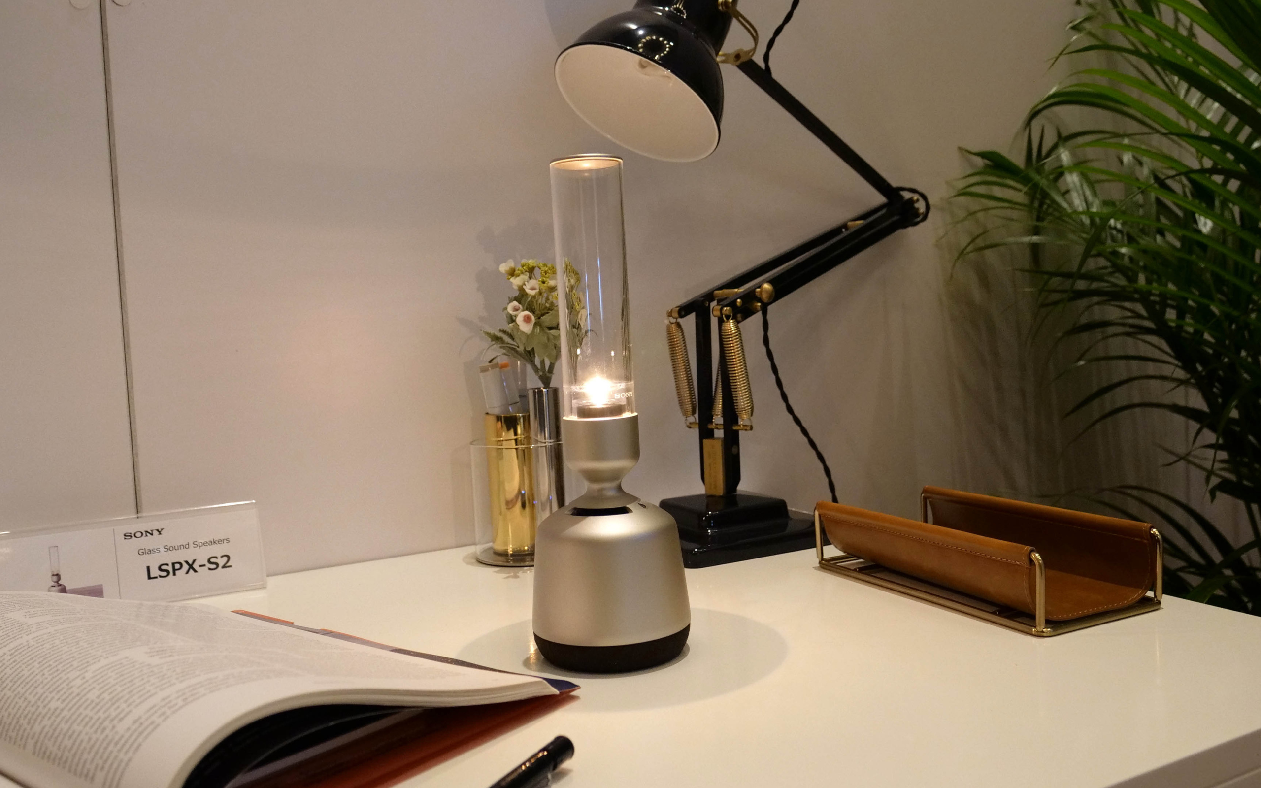 Стеклянная беспроводная колонка  Sony LSPX-S2, CES 2019