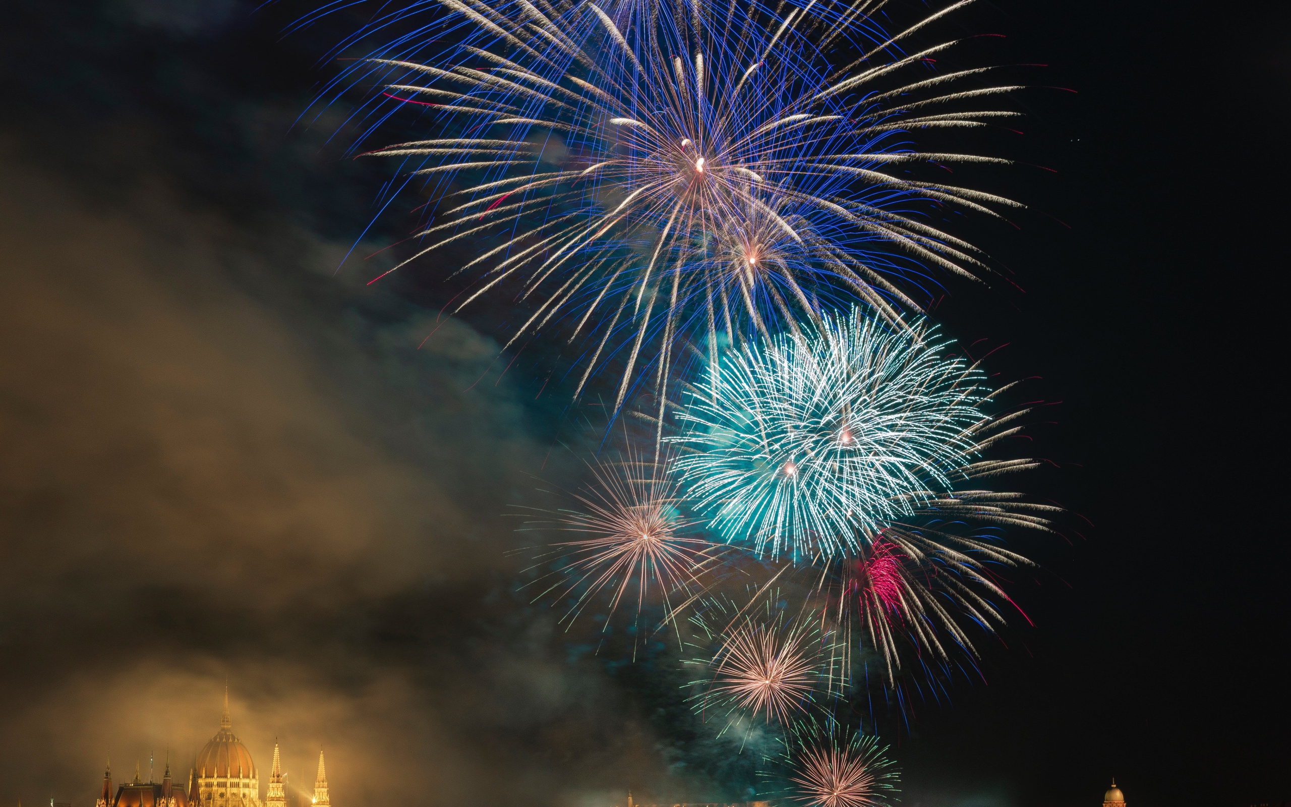 Яркий разноцветный праздничный салют в небе