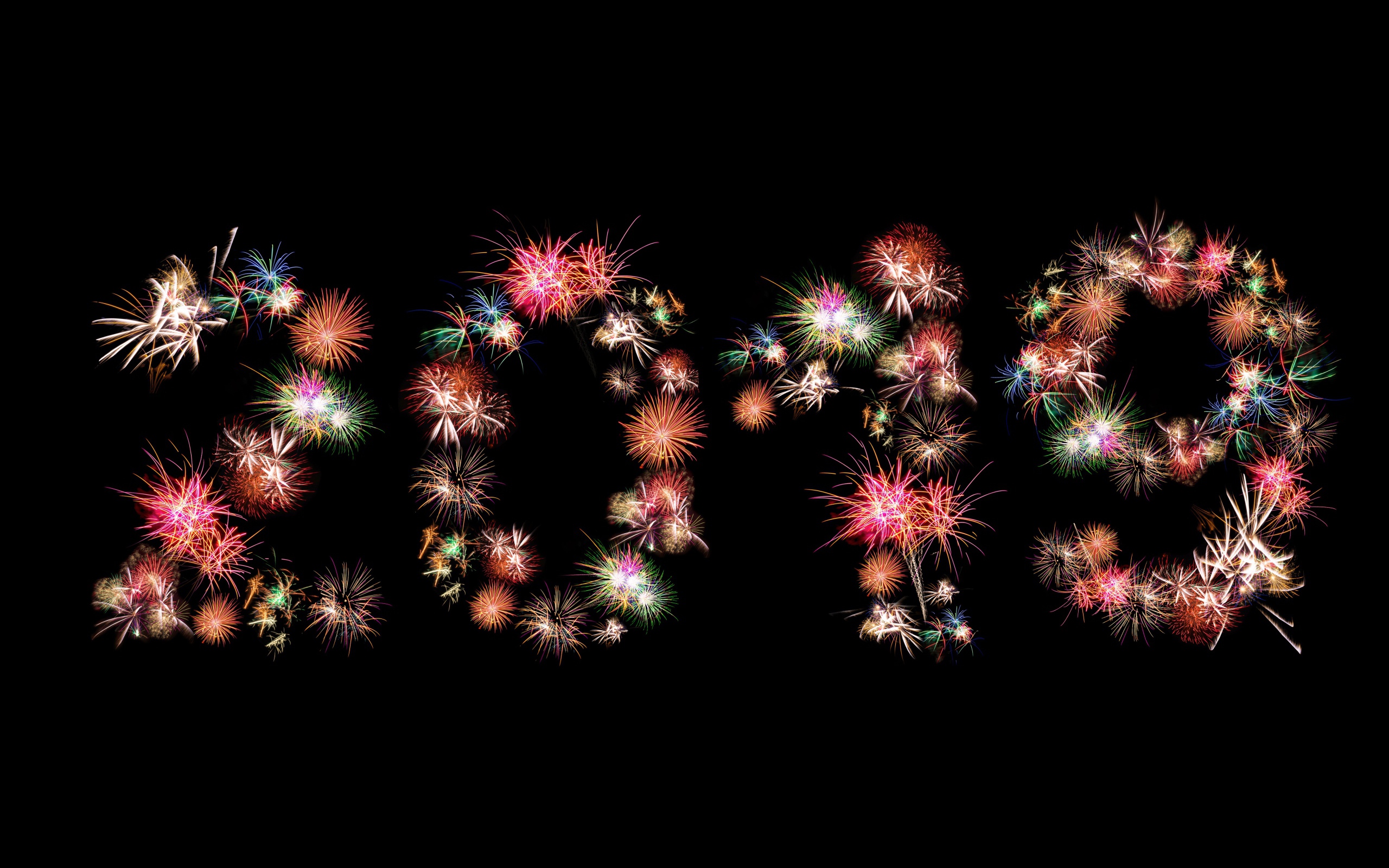 Цифры 2019 из салюта на черном фоне