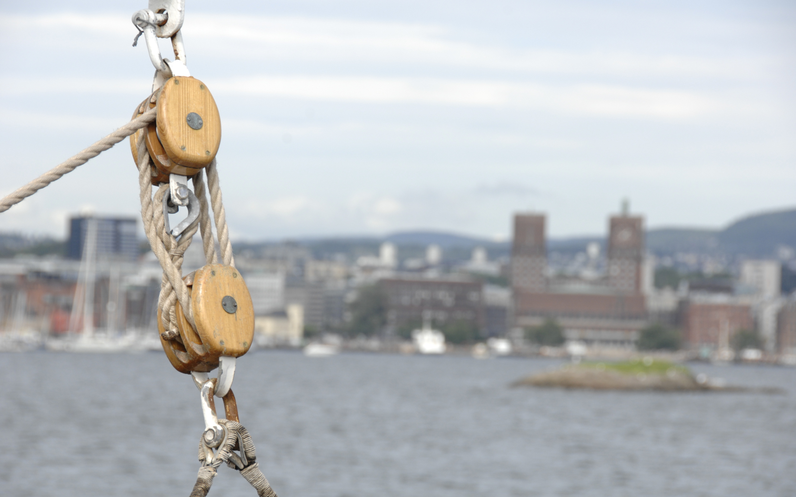 Крепление для каната в порту