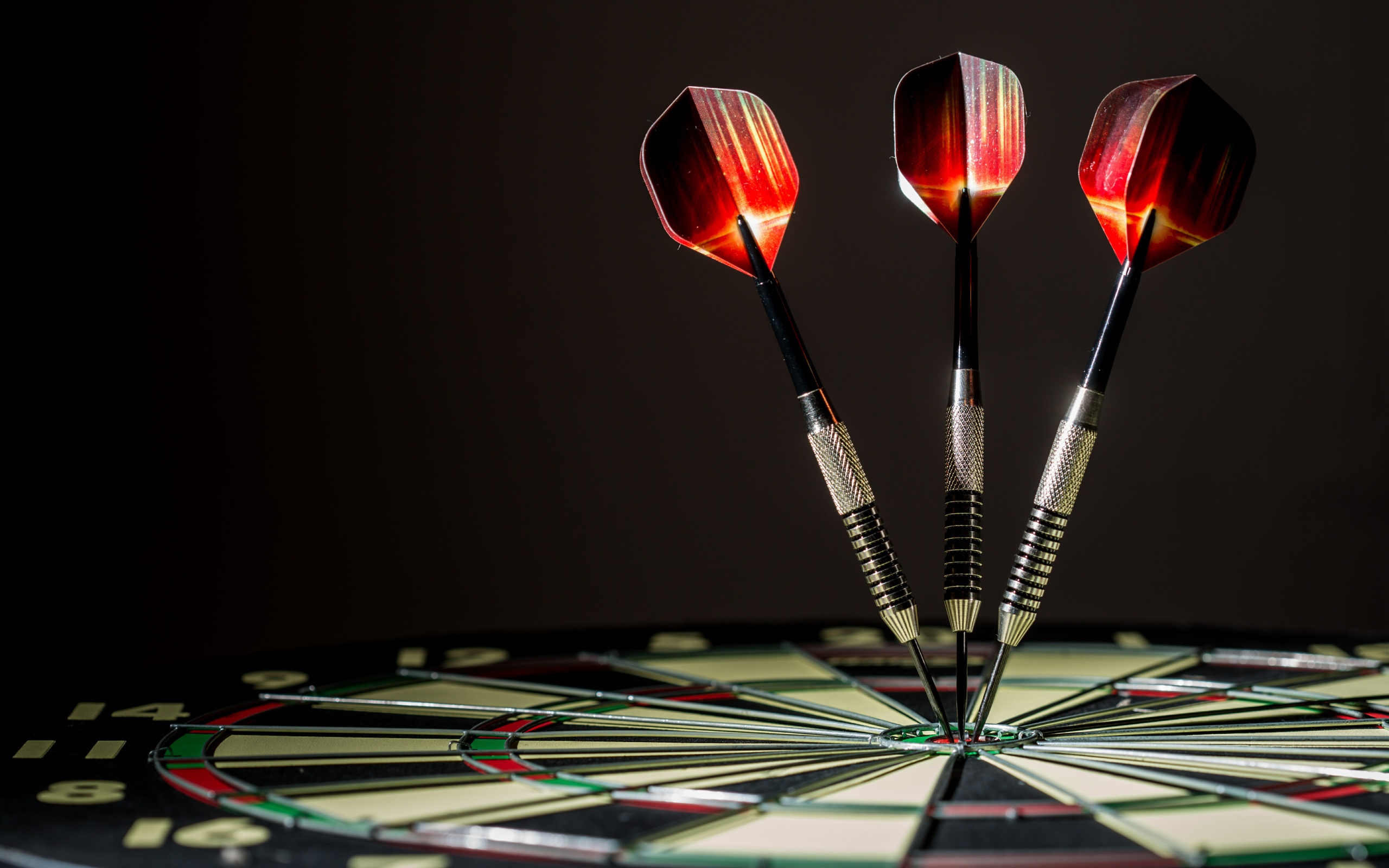 Острые дротики в круглой доске для дартса