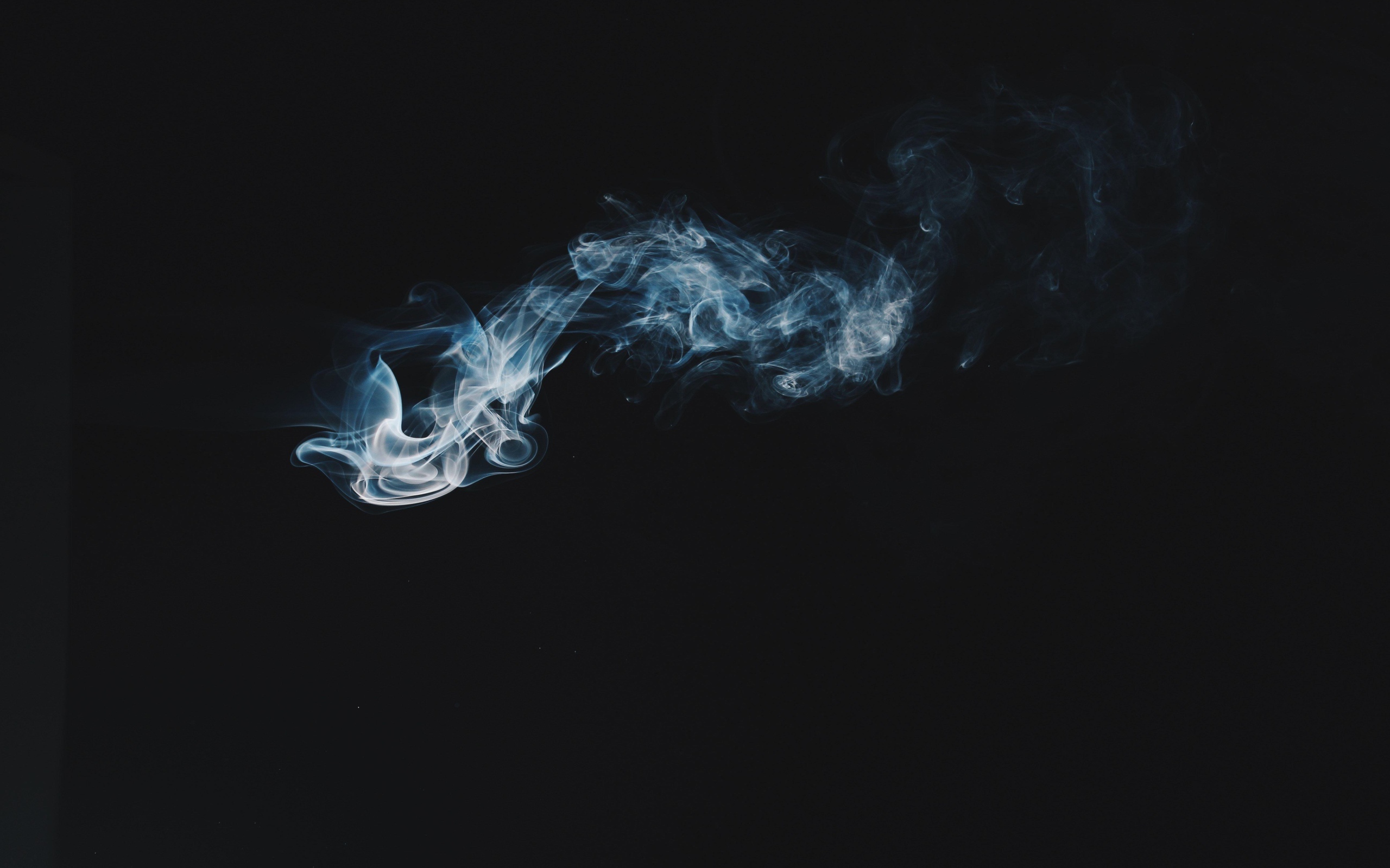 Белый дым на черном фоне 