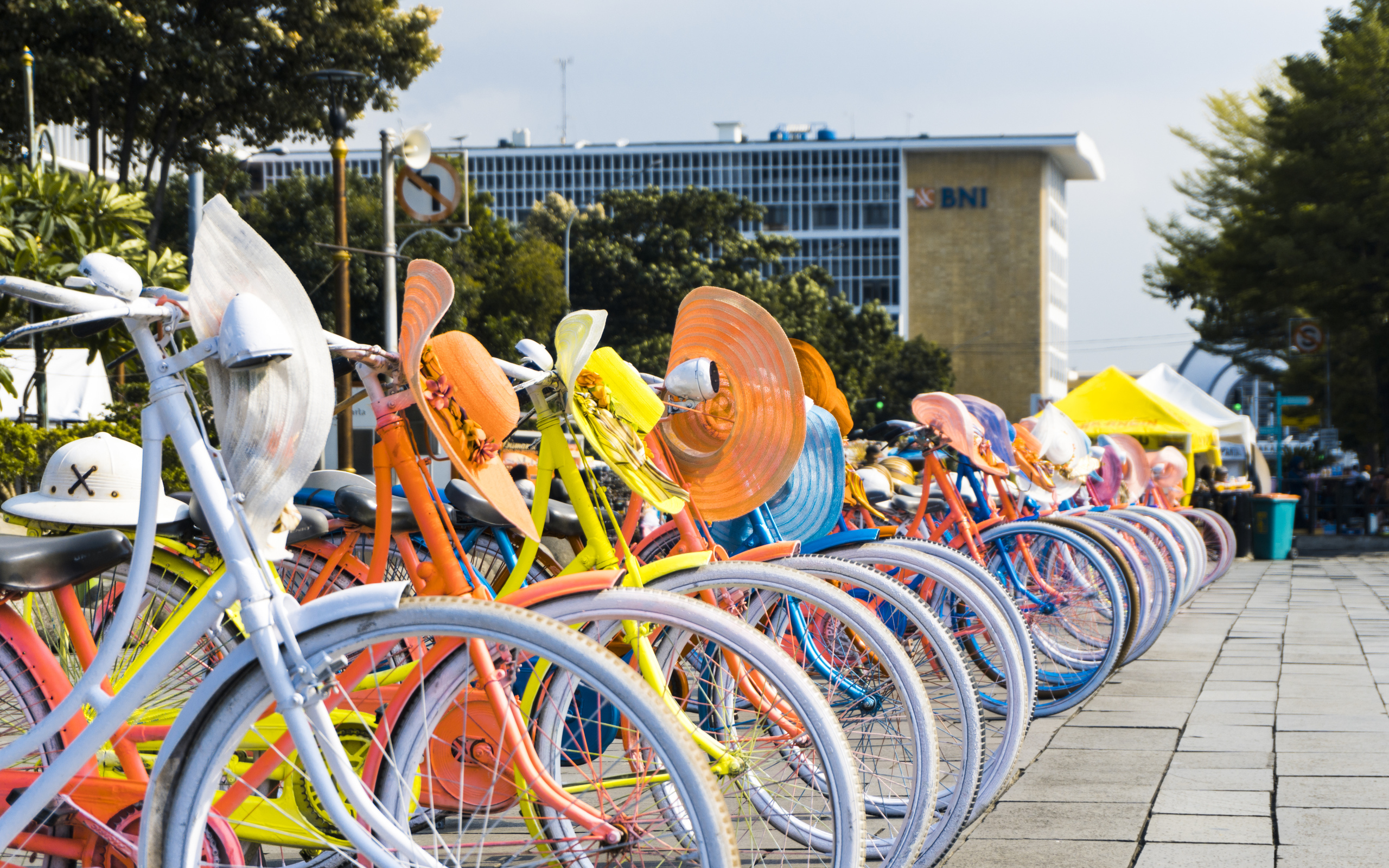 Женские велосипеды со шляпками стоят в ряд 