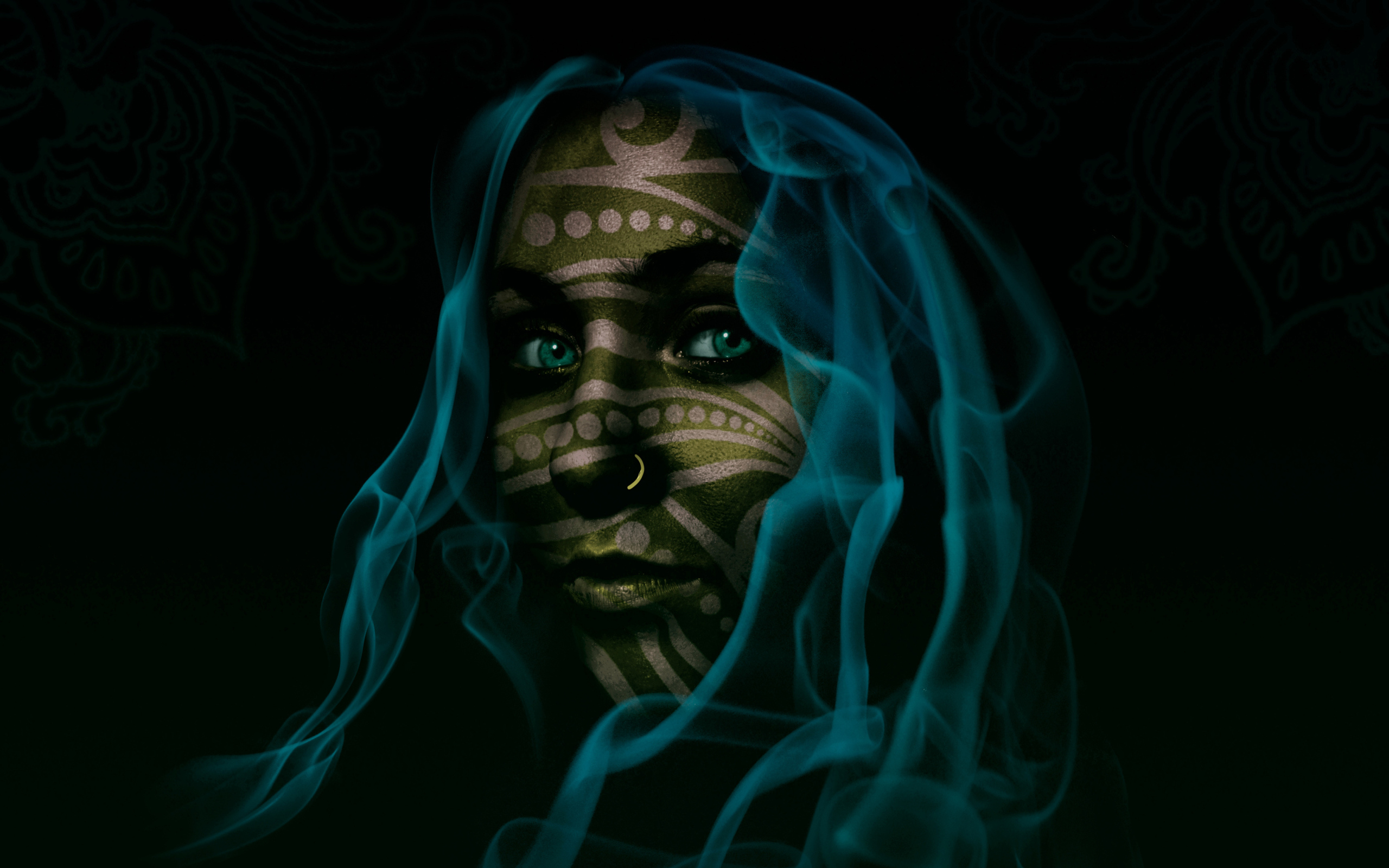 Фантастическая зеленоглазая девушка с волосами из голубого дыма