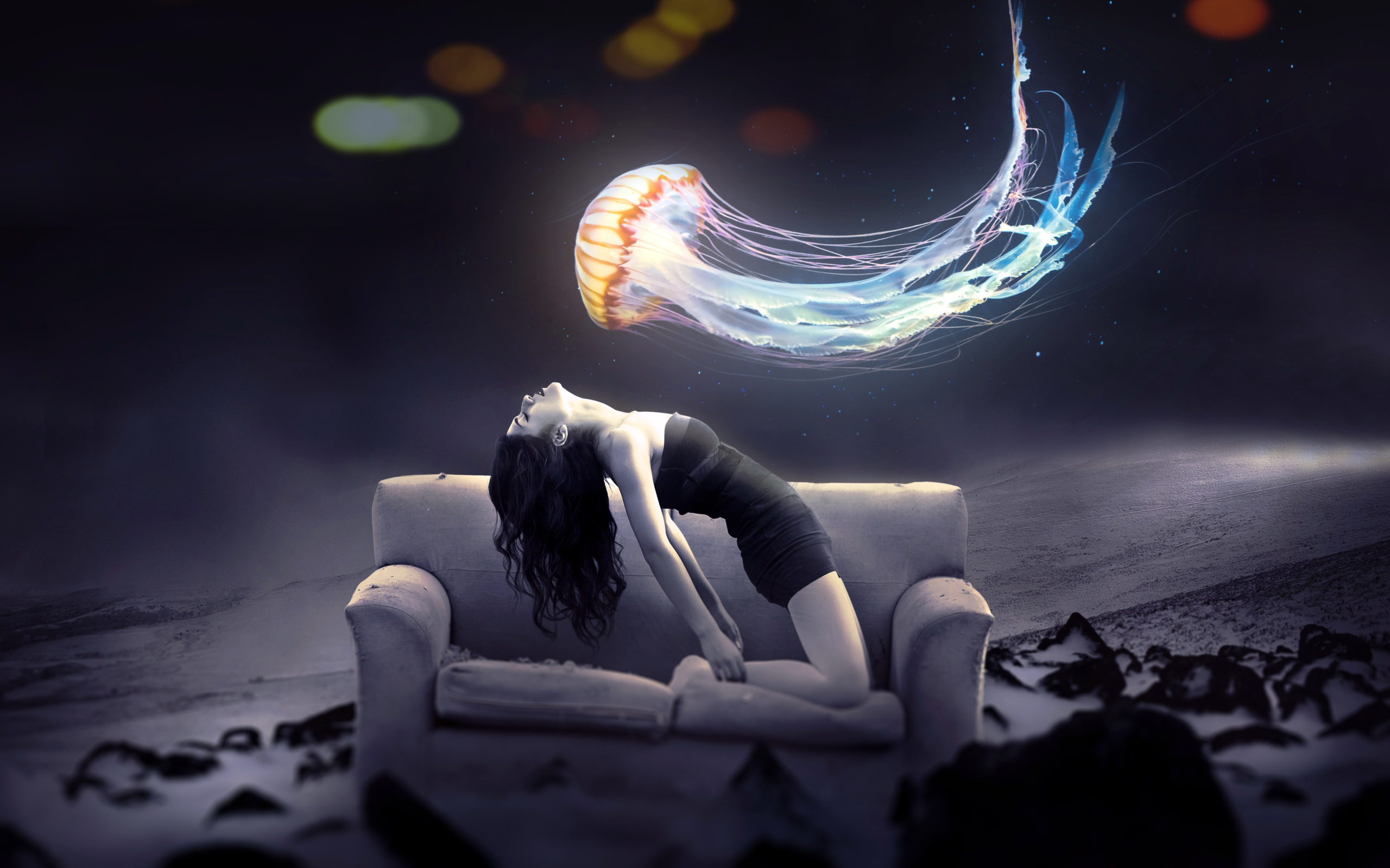 Медуза пролетает над девушкой на диване, фэнтези