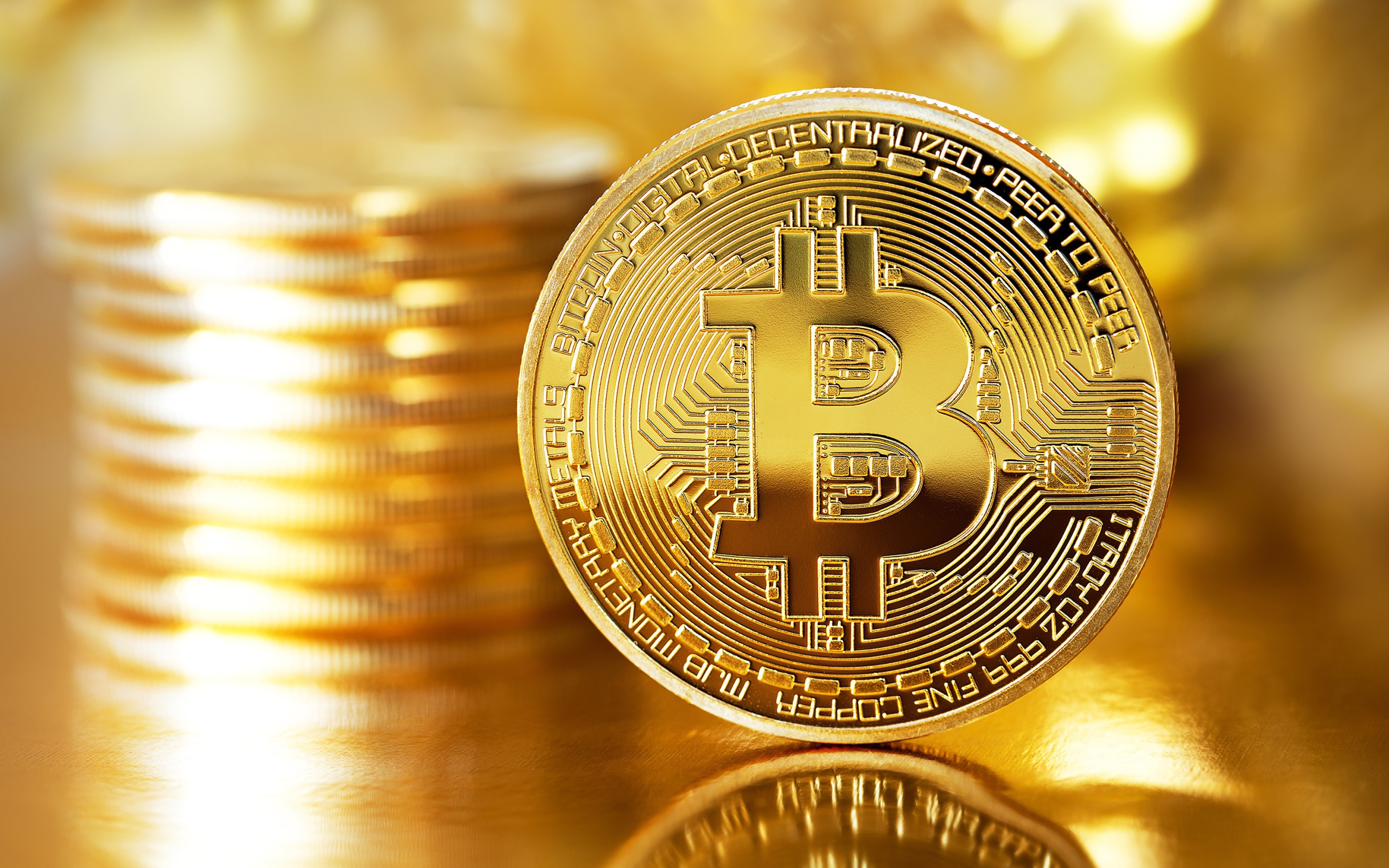 Золотая монета Биткоин крупным планом