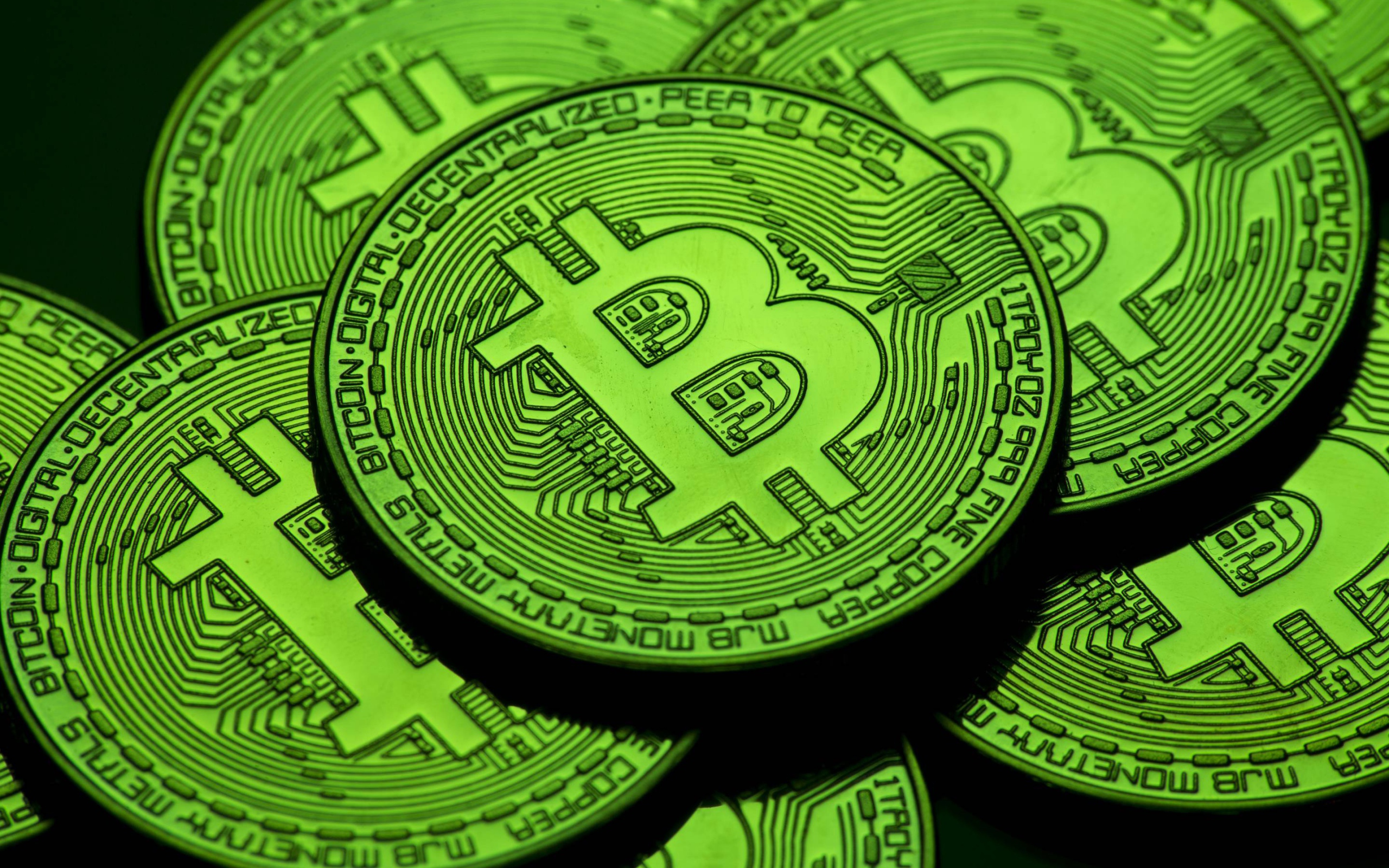 Зеленые монеты биткоин крупным планом