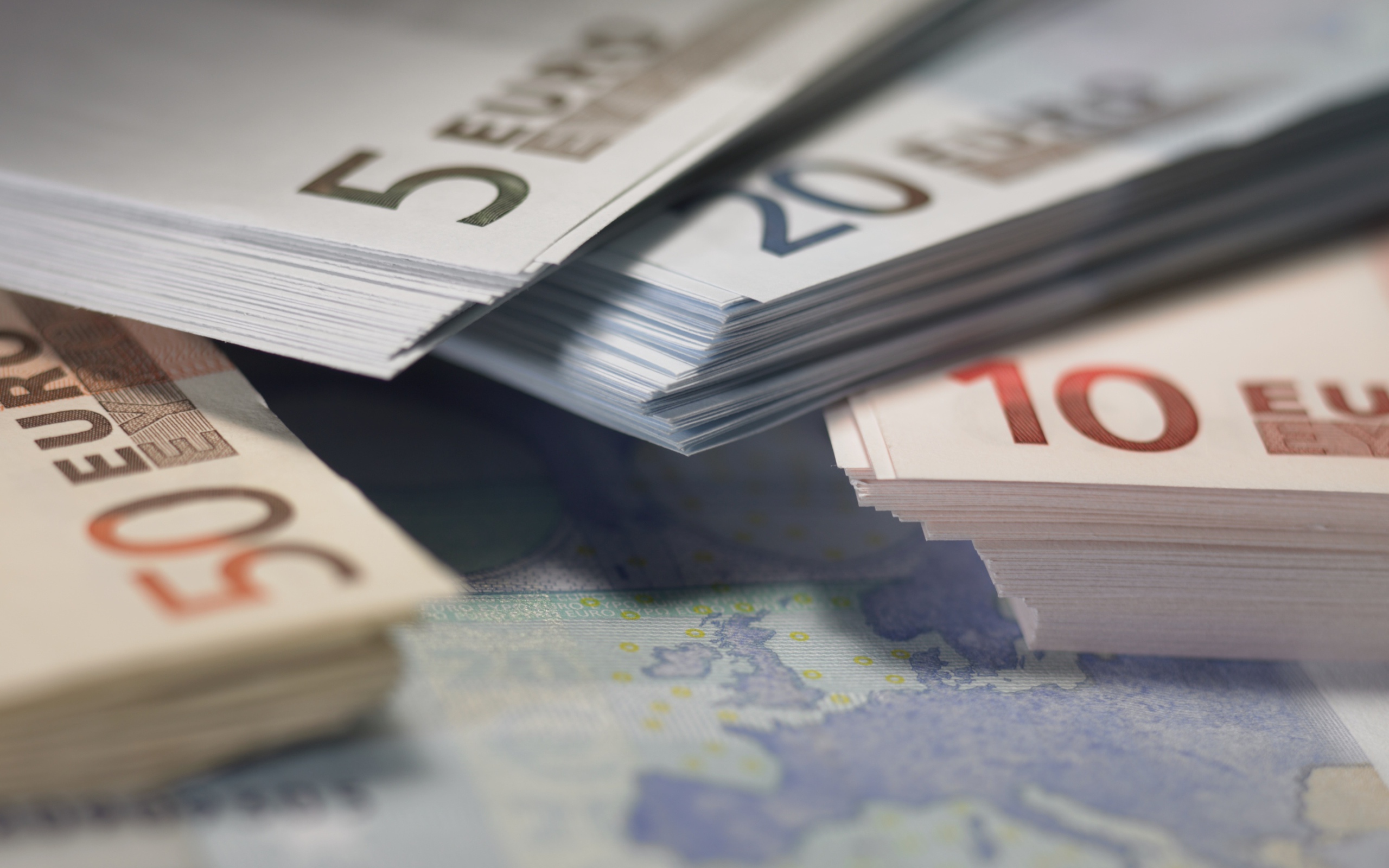 Пачки купюр евро крупным планом 