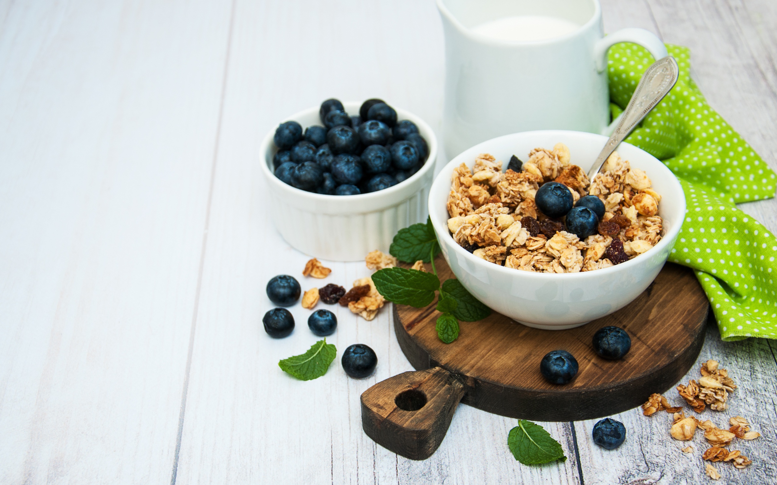 Хлопья с ягодами черники на столе с молоком